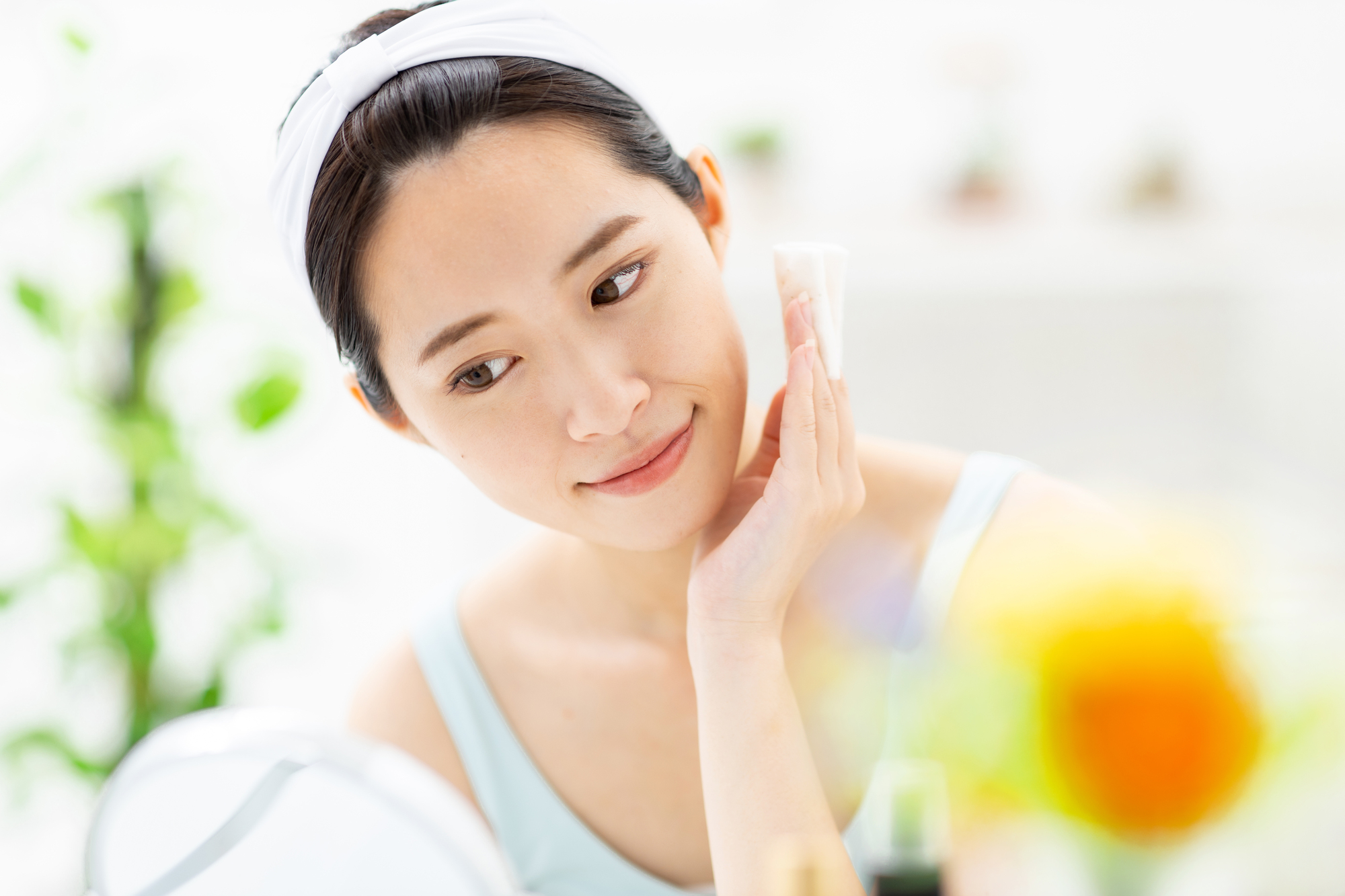 肌チェックする女性