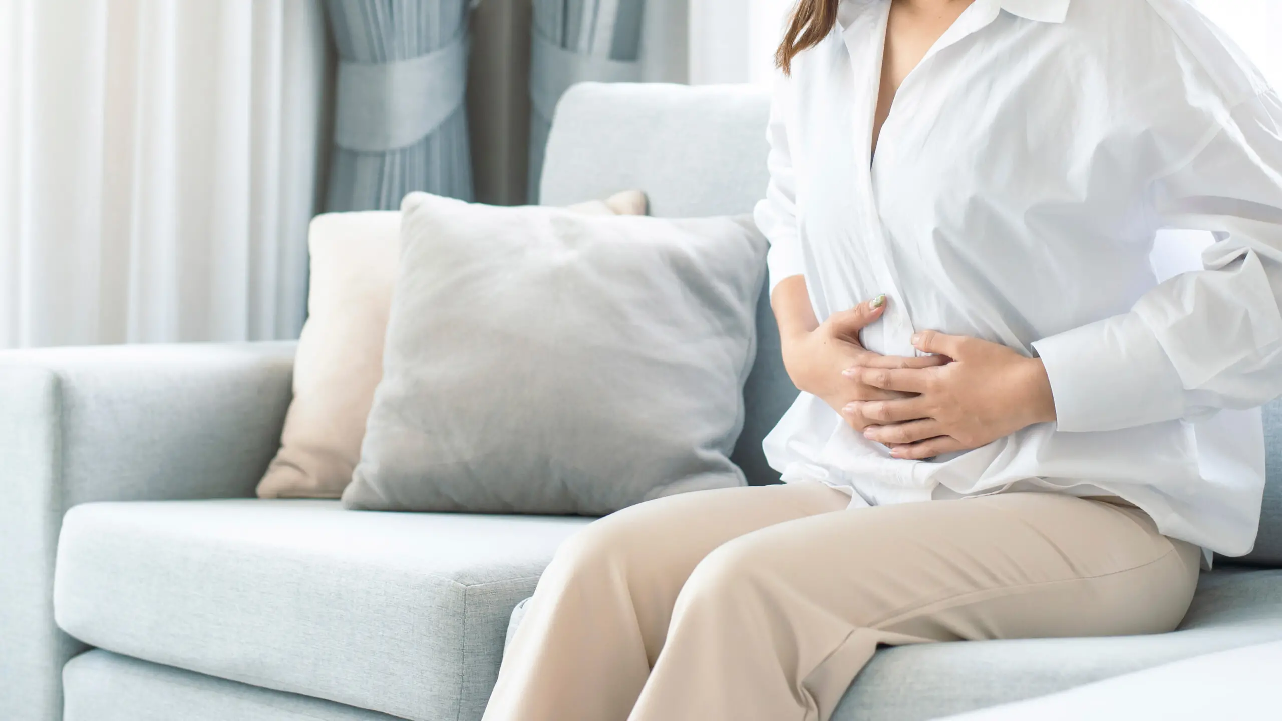 Người phụ nữ ôm bụng