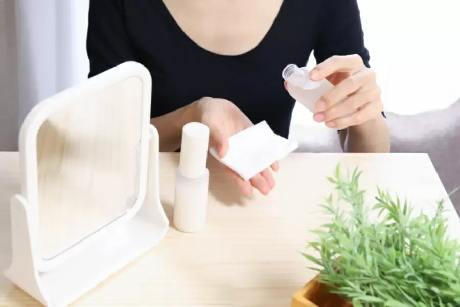 Cách tăng độ ẩm cho da (3) Gói bông