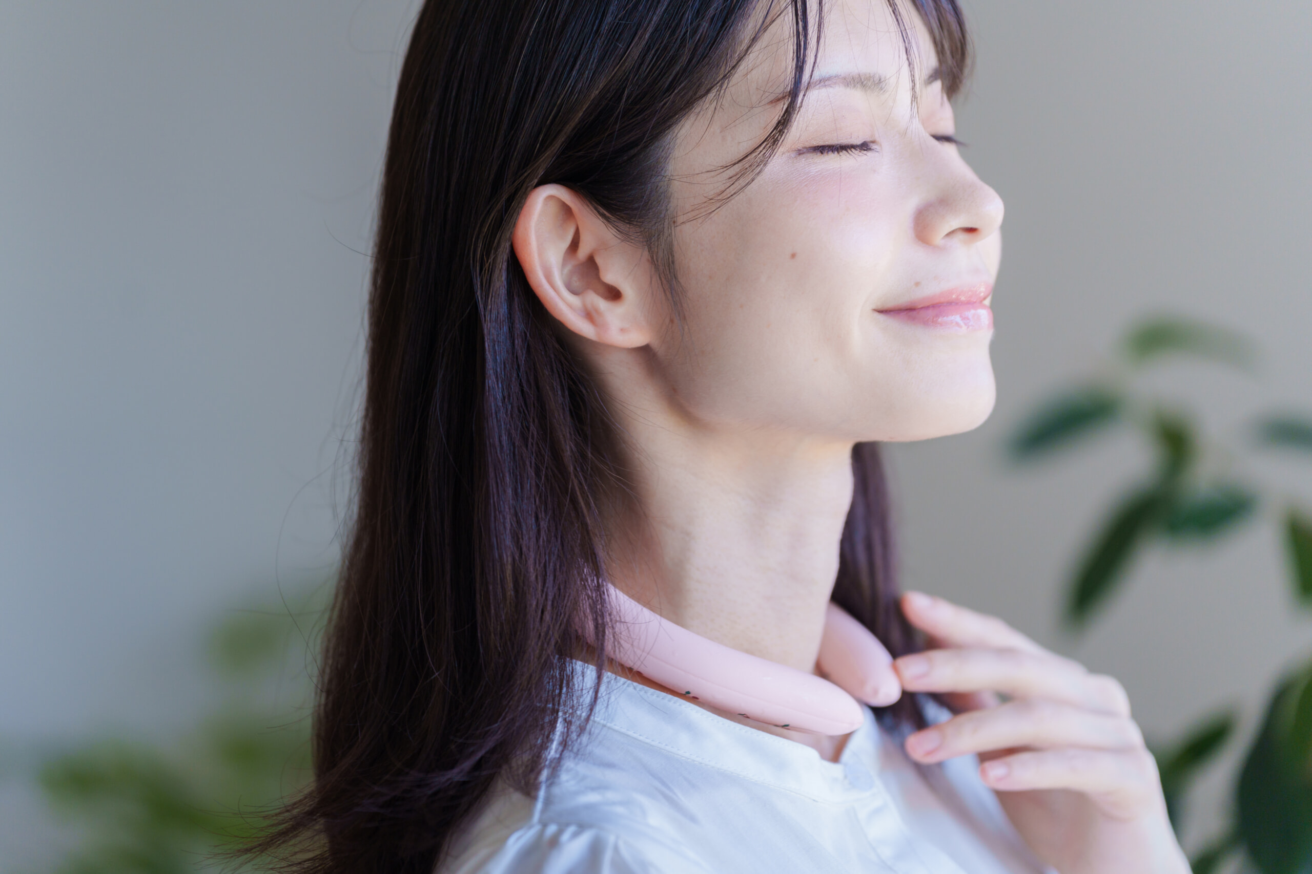 首を冷やして気持ちよさそうな女性