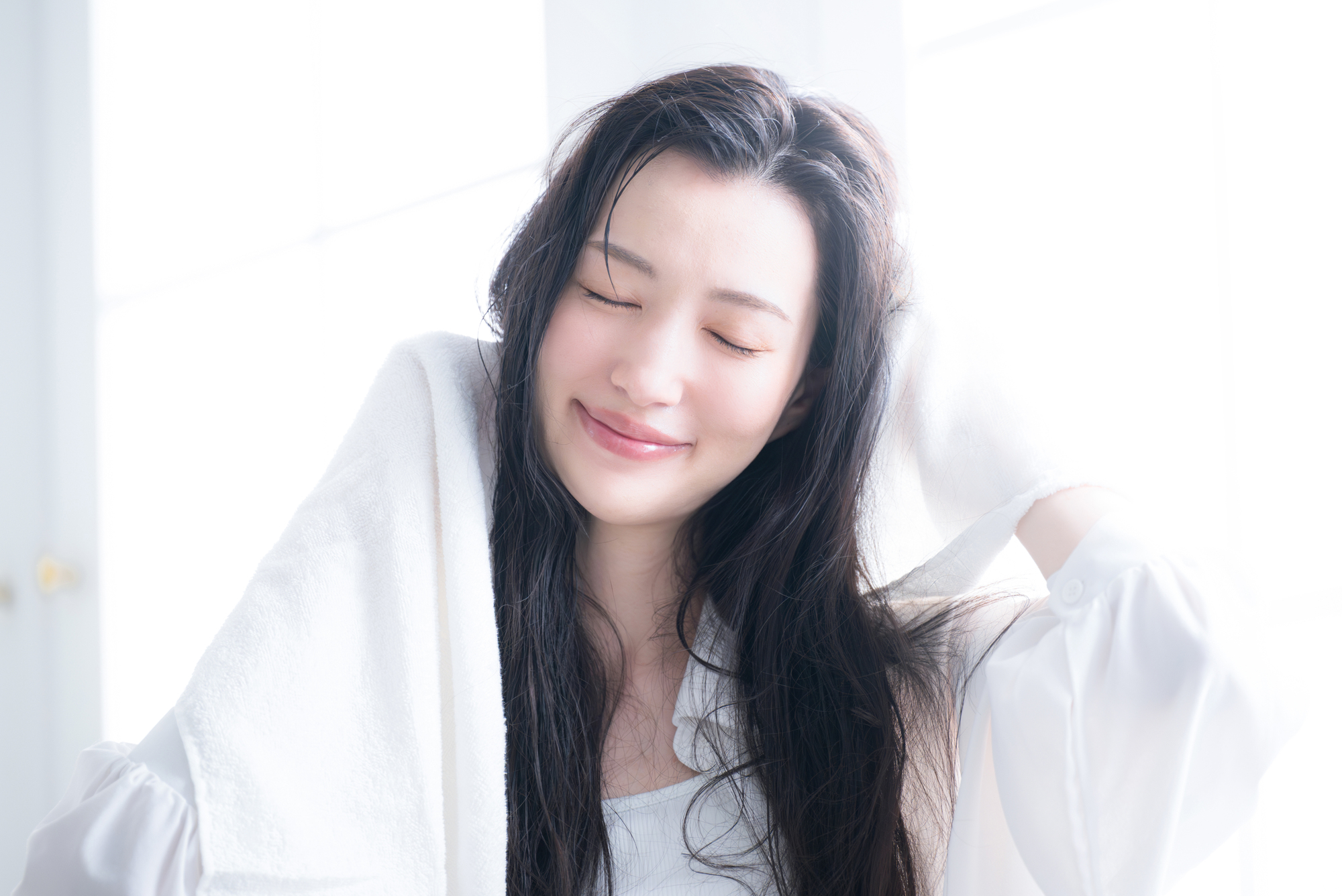 髪をタオルドライする女性