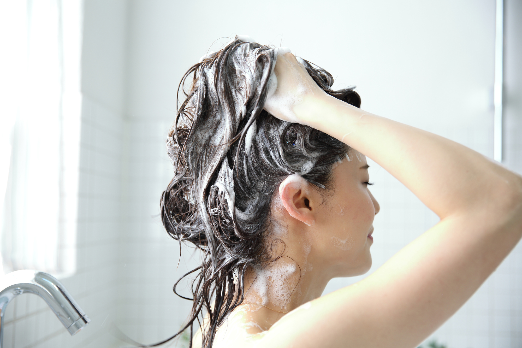 シャンプーする女性