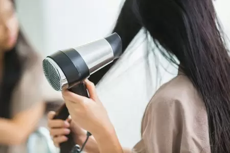 Sử dụng máy sấy tóc đúng cách