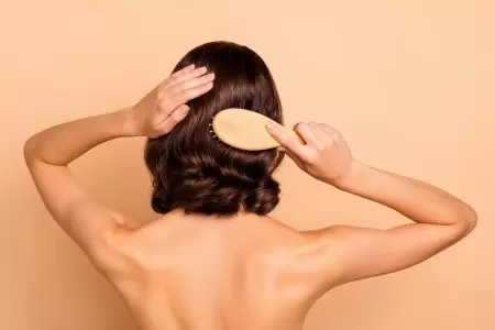 Massage da đầu bằng bàn chải