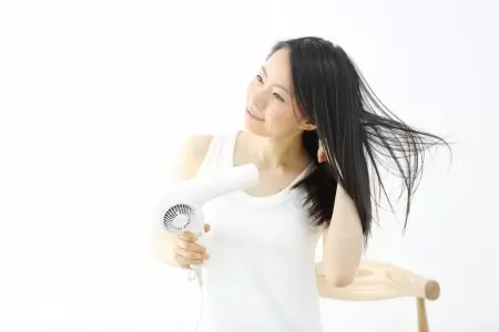 Làm khô bằng máy sấy tóc