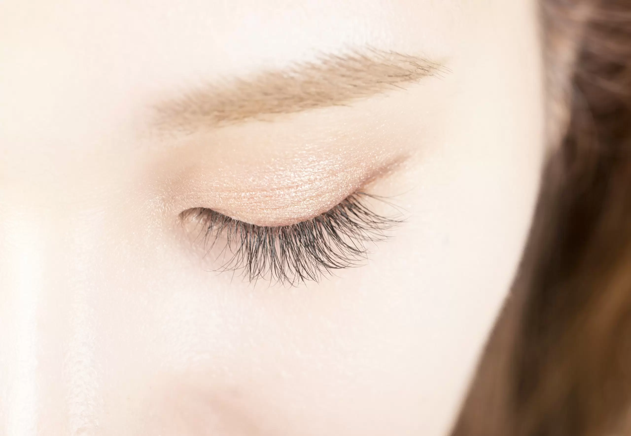 Sử dụng serum dưỡng mi hiệu quả
