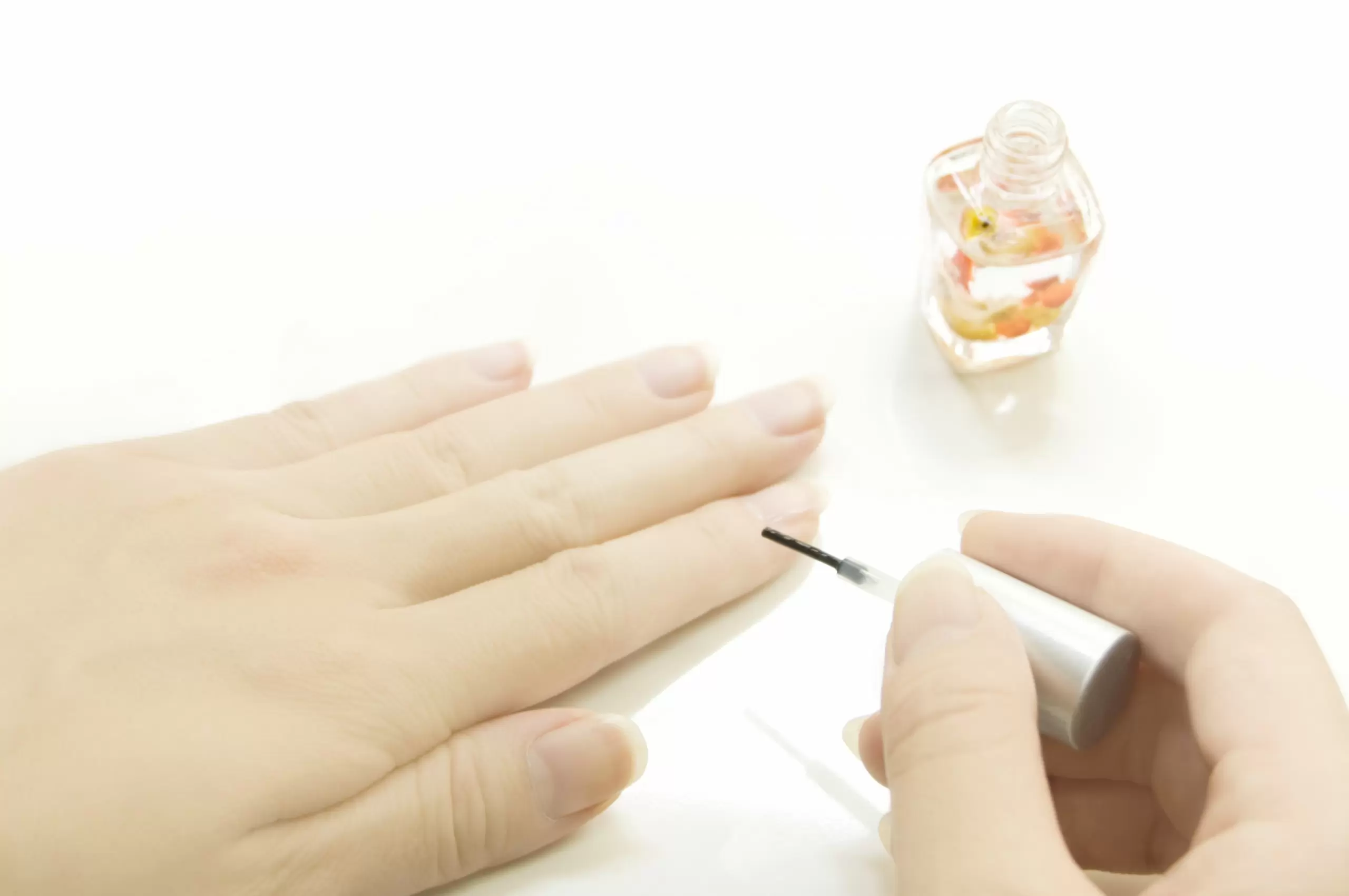 Bôi dầu vào móng tay của bạn
