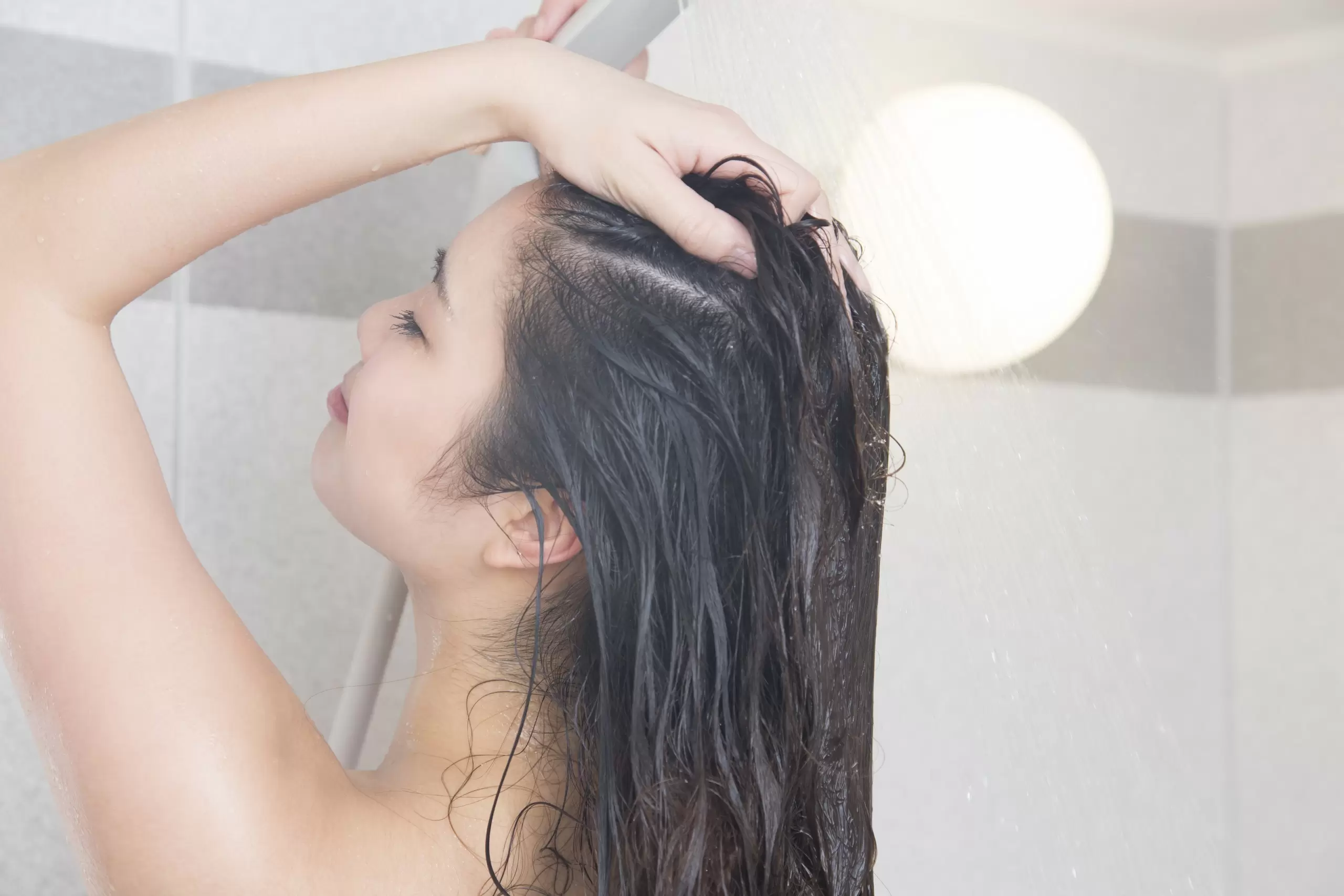 Xả sạch tóc của bạn