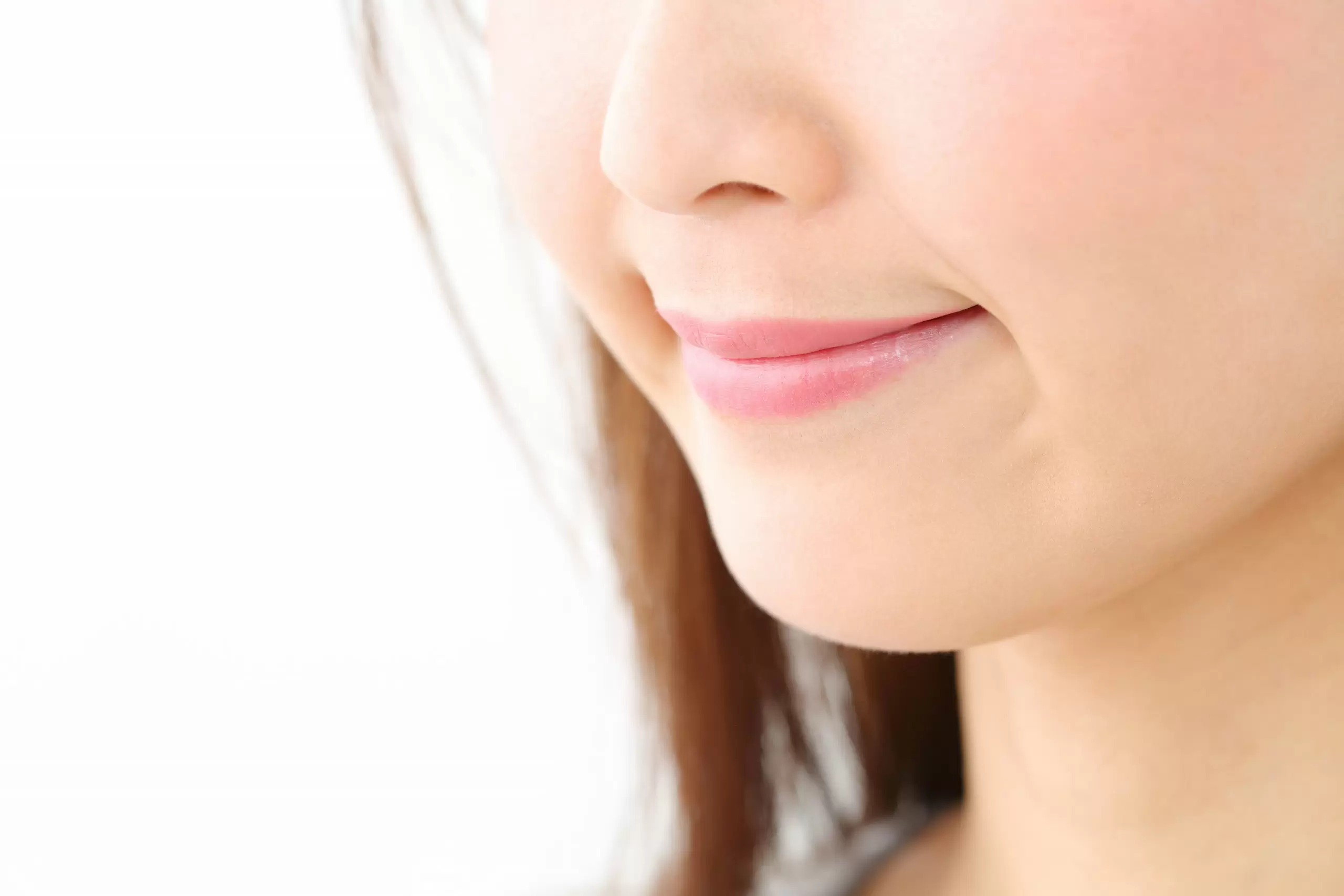 Để trang điểm làm ngắn phần nhân trung, hãy đánh phấn dưới mũi.