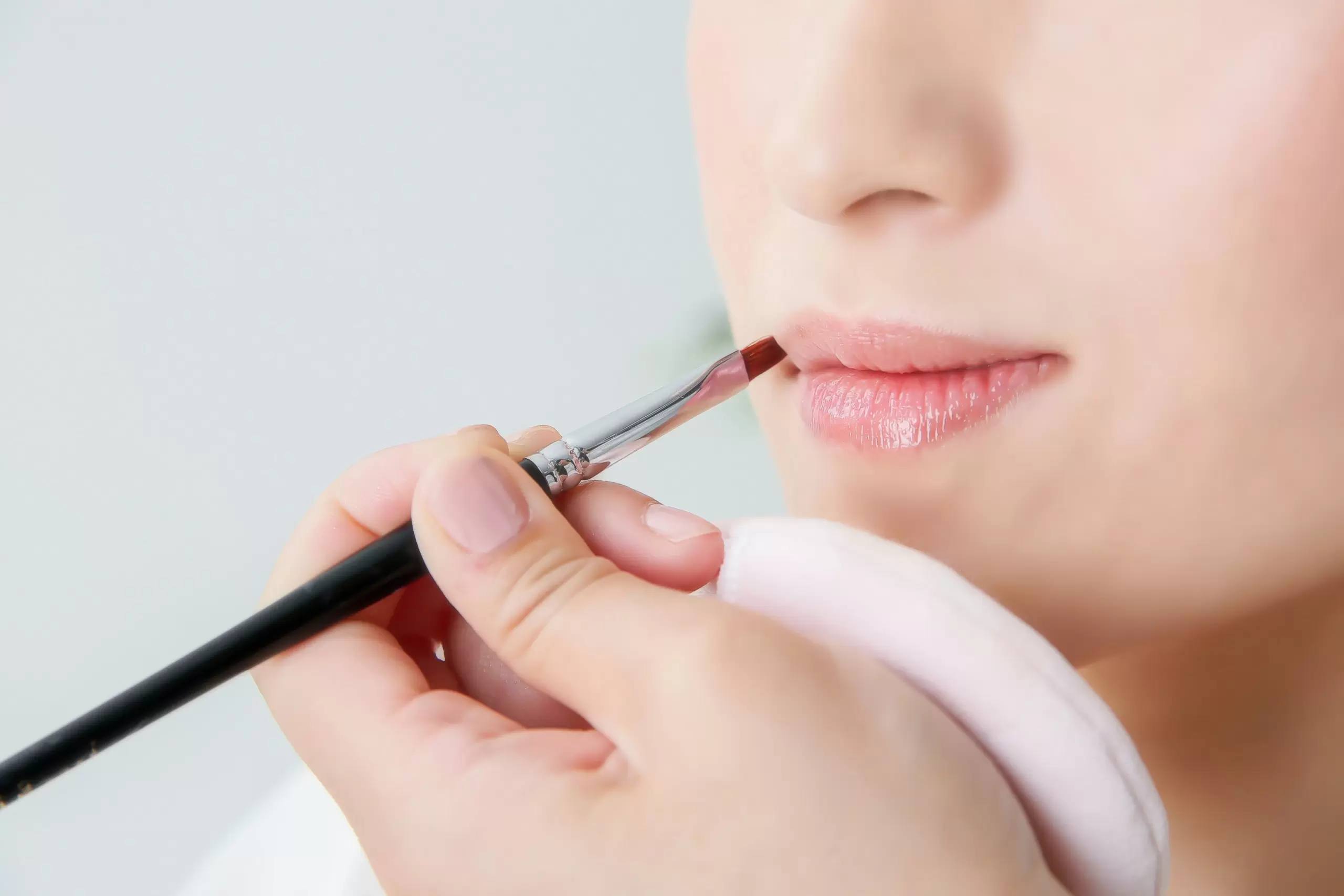 Kẻ viền môi để làm ngắn phần nhân trung