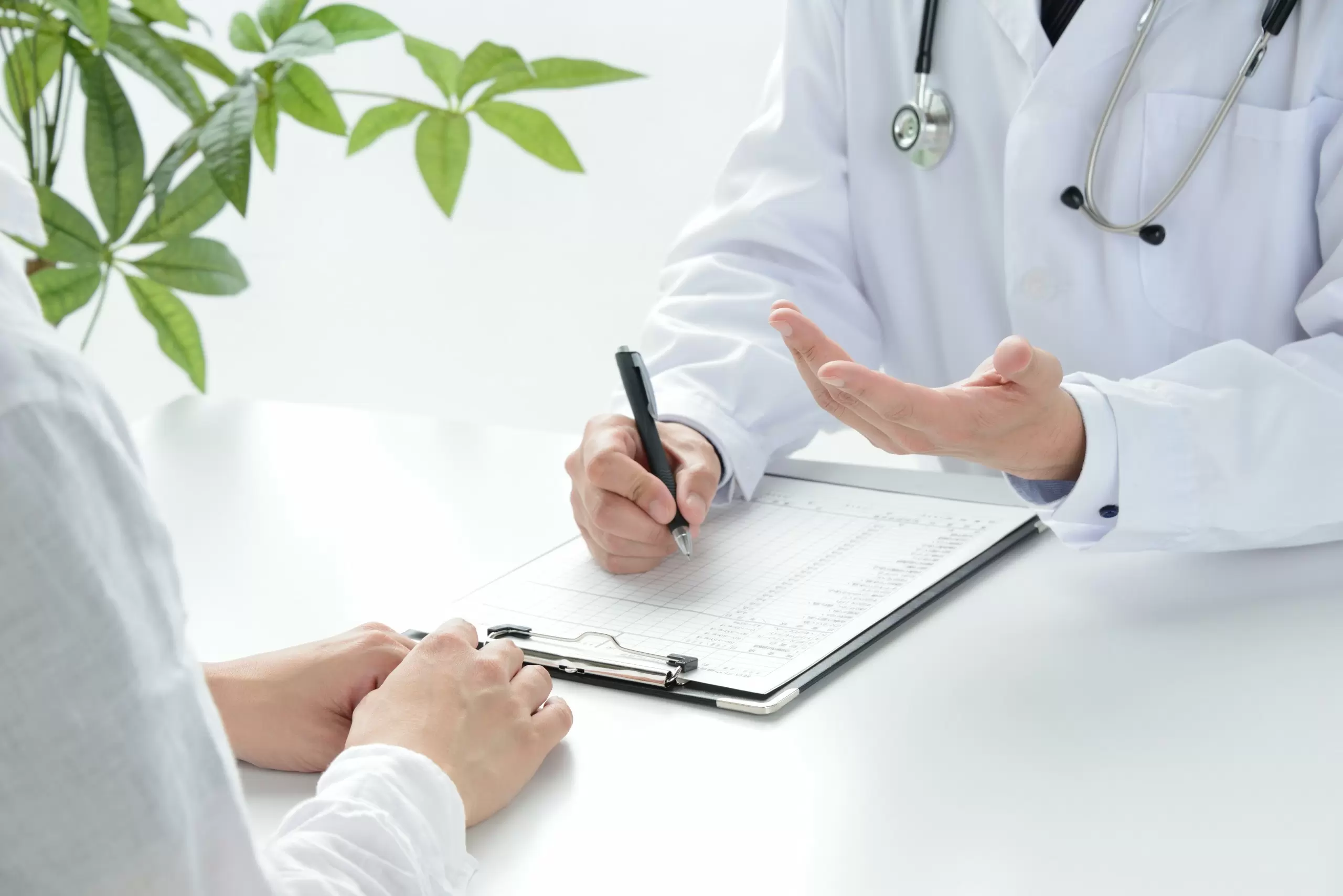 Nếu tình trạng rụng tóc ở phụ nữ không cải thiện, hãy đi khám bác sĩ