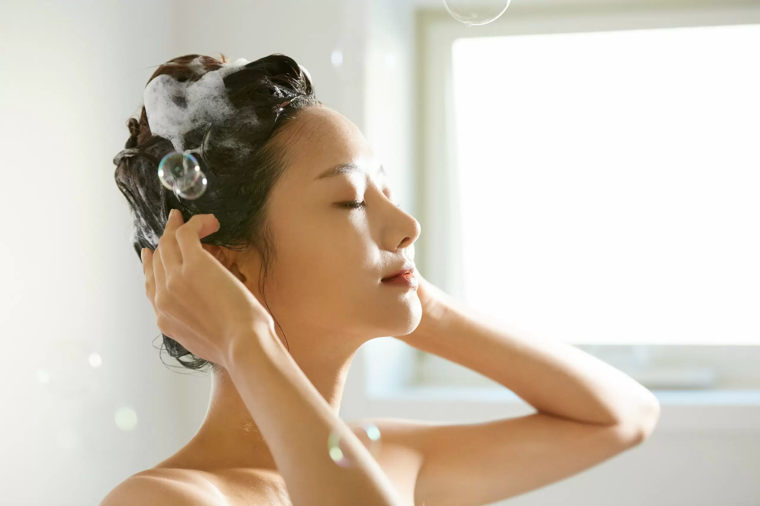Cách gội đầu để ngăn ngừa tóc mỏng ở phụ nữ