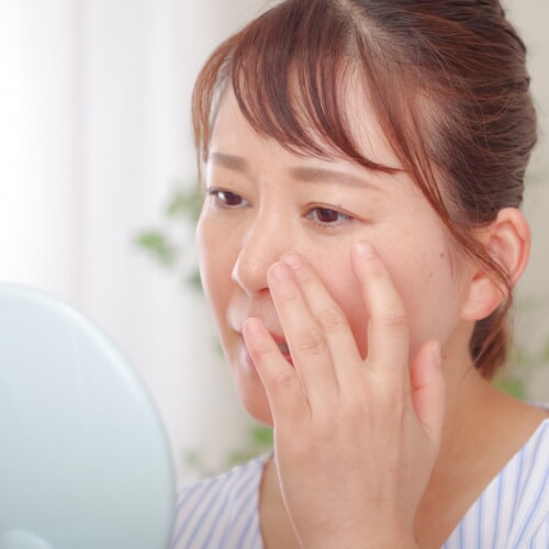 肌の乾燥が気になる女性