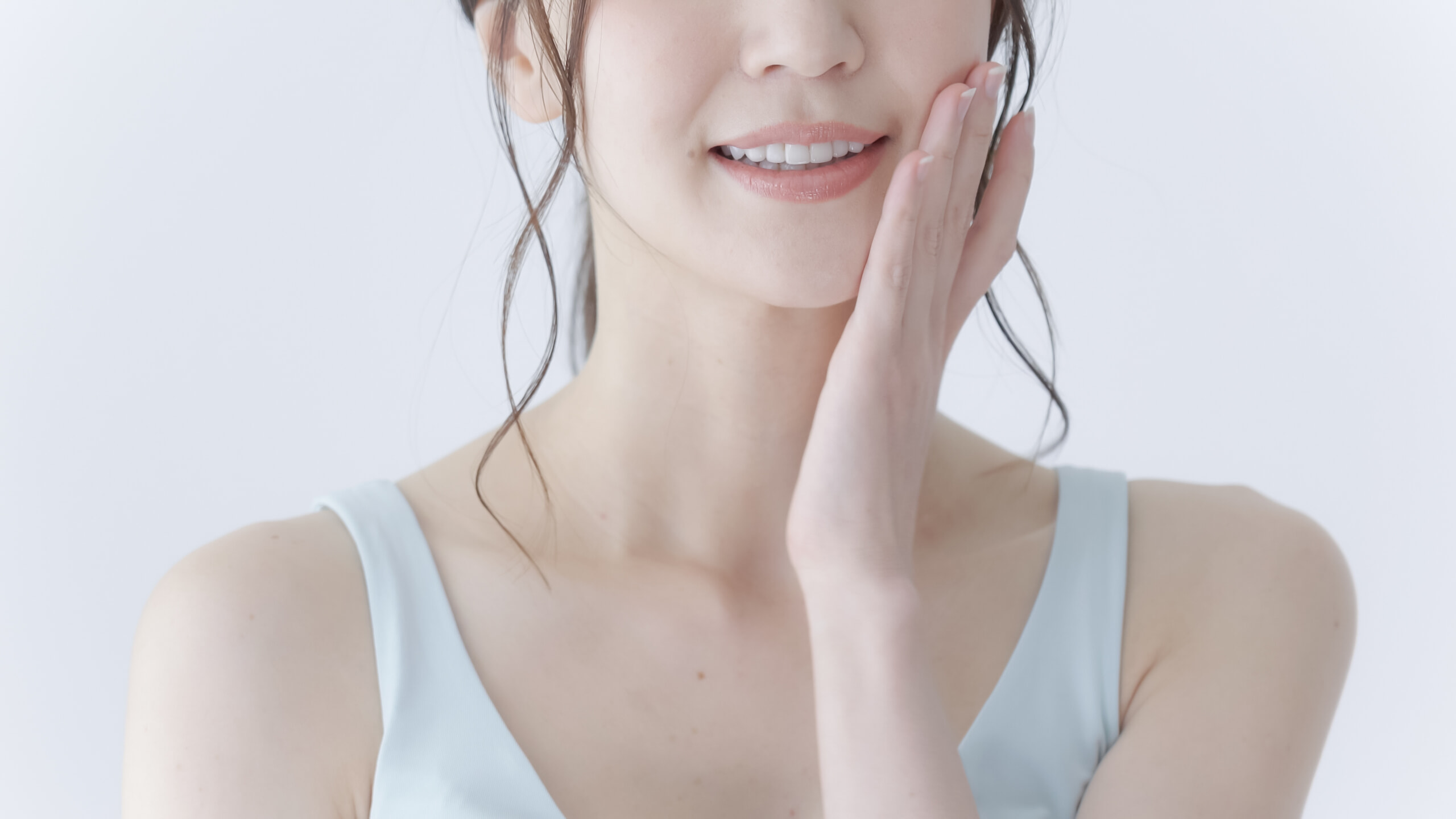 キメの整ったうるおい肌の女性