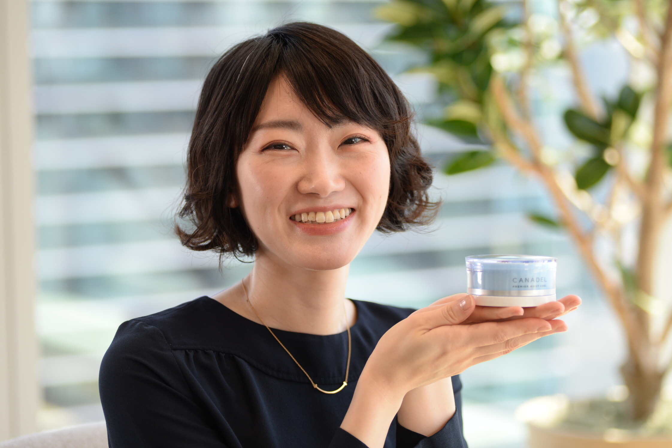 インタビュー風景_CANADELプレミアモイストクールを手に持つOさん