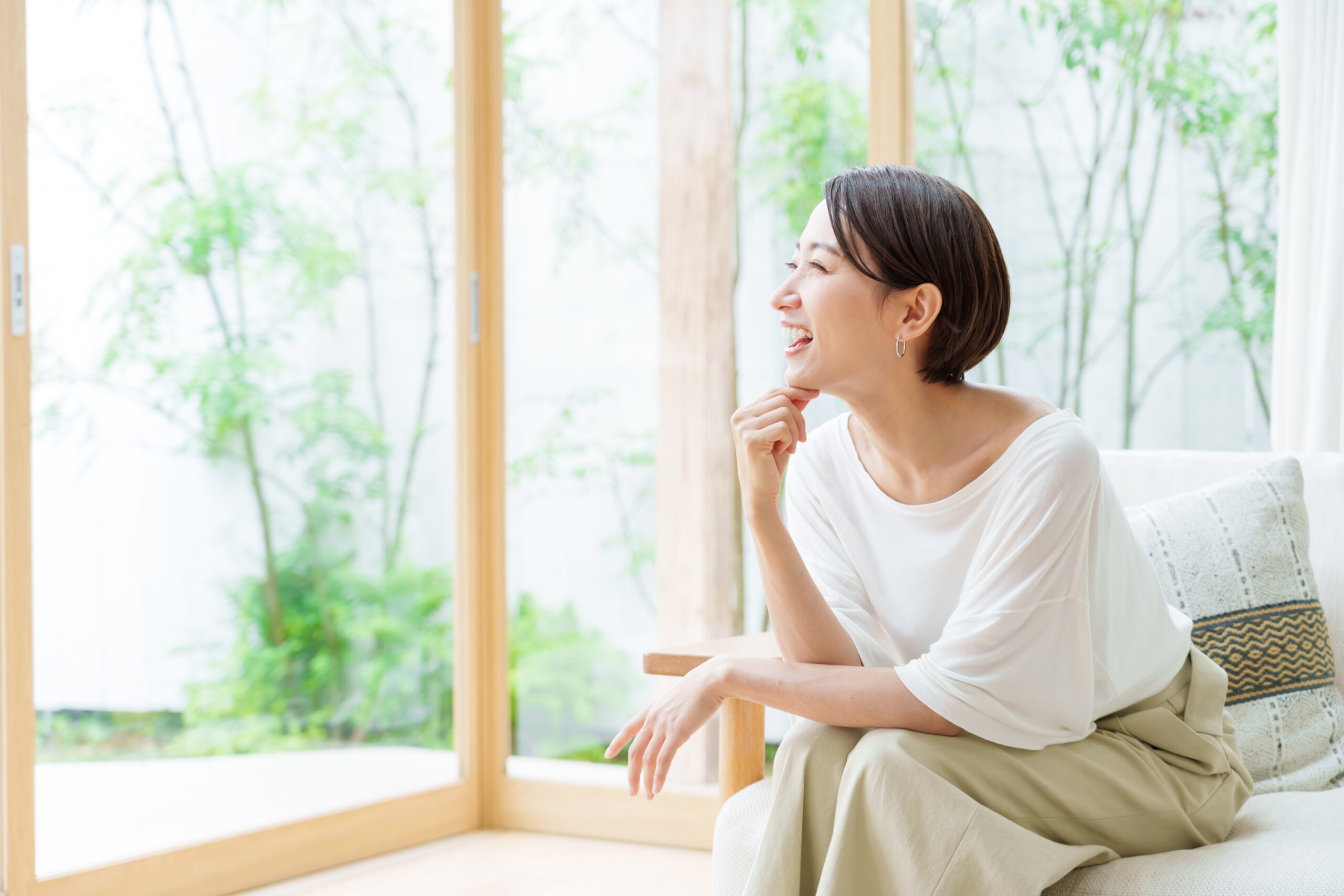 陽当たりの良い部屋で過ごす女性
