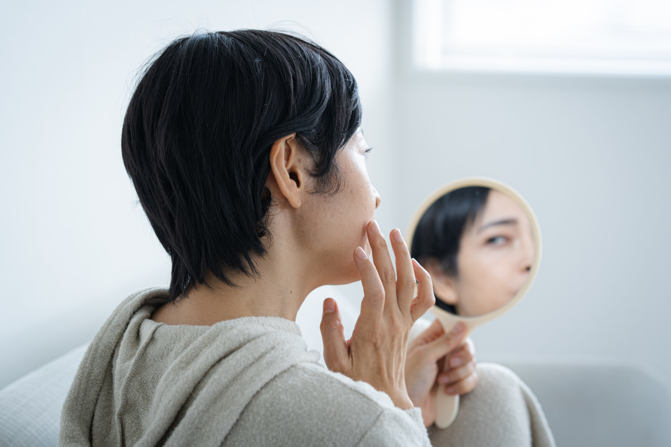脂性肌のトラブルを気にしている女性