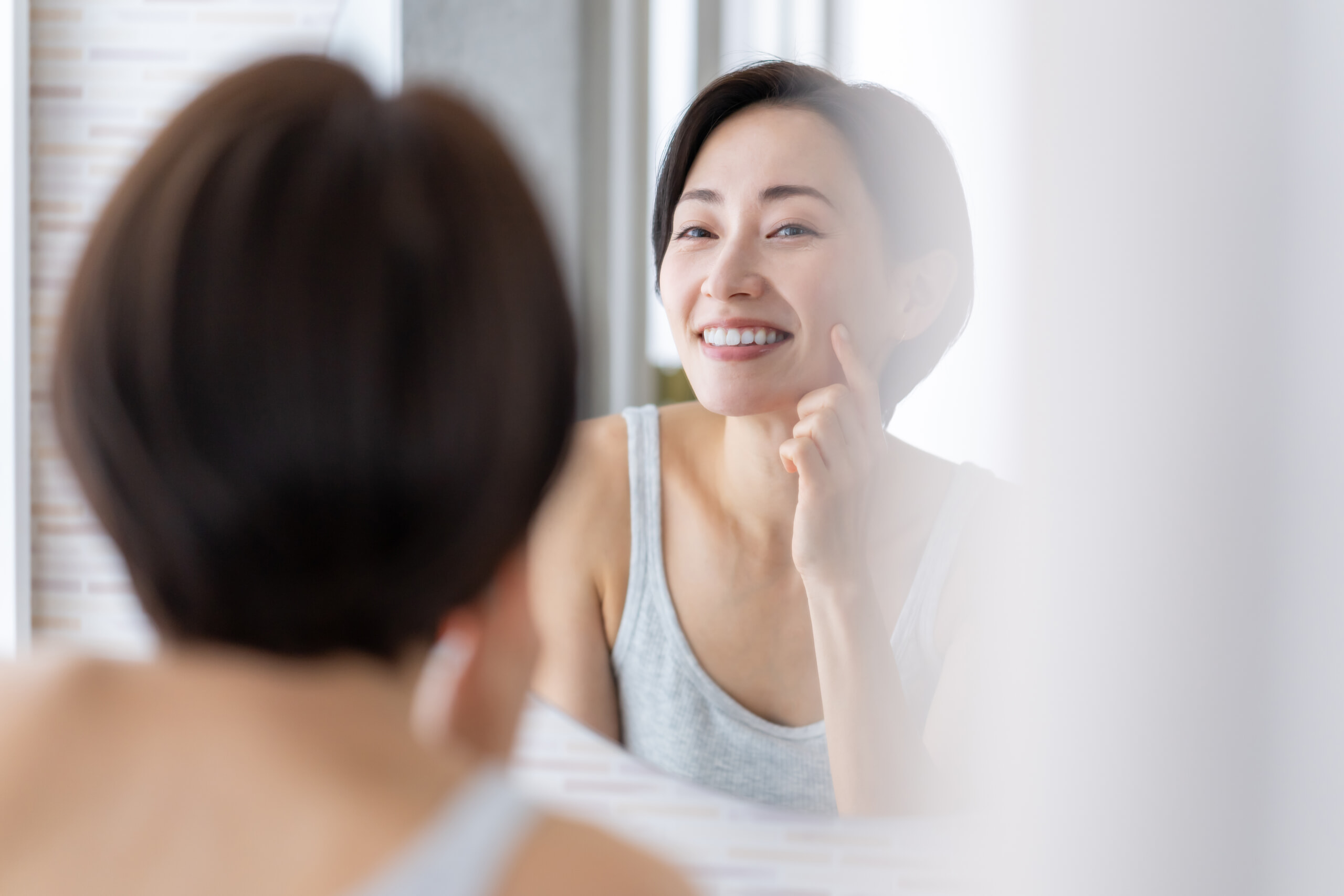 肌トラブルのない健康美の女性