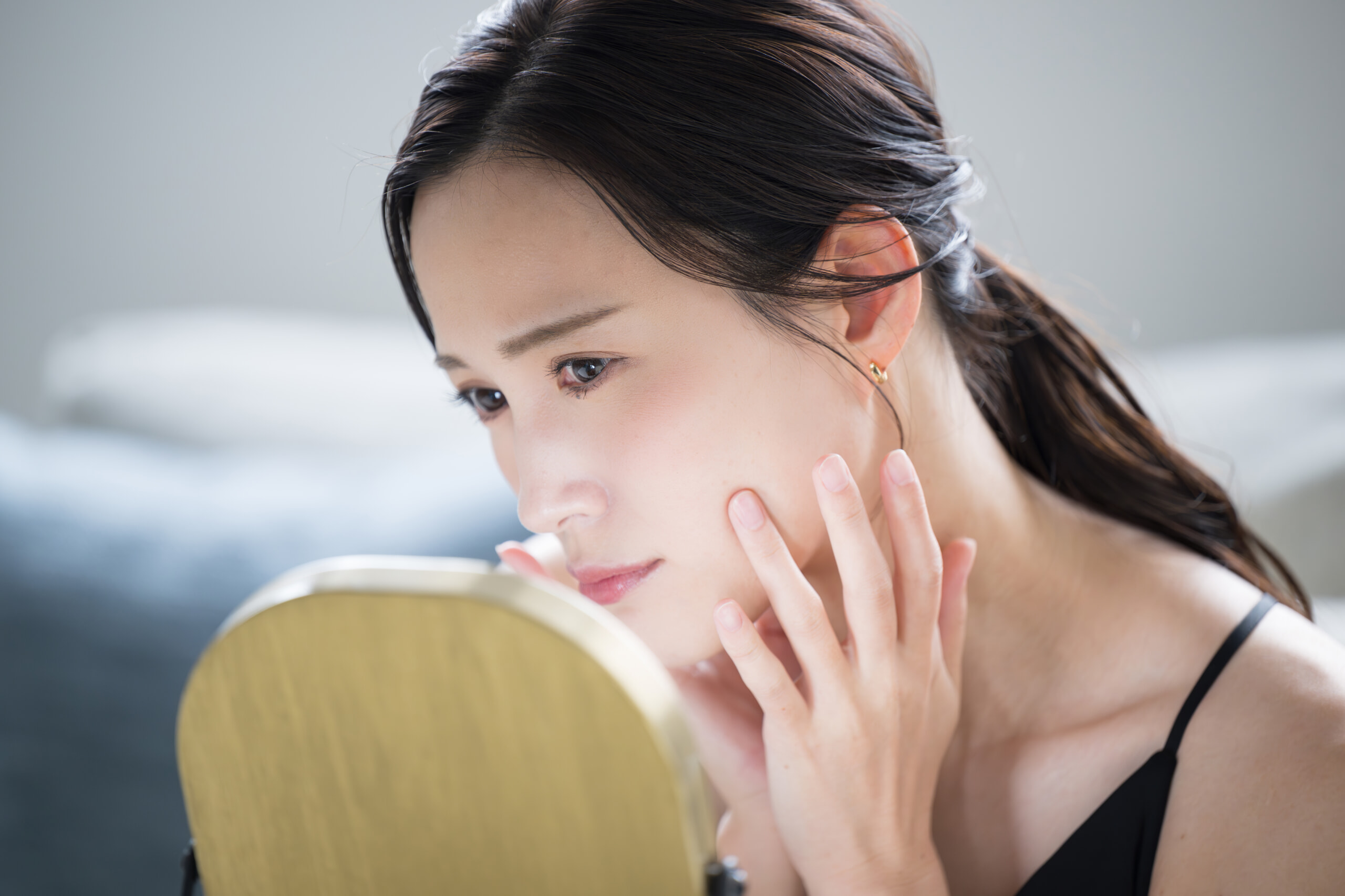 開き毛穴に悩む女性