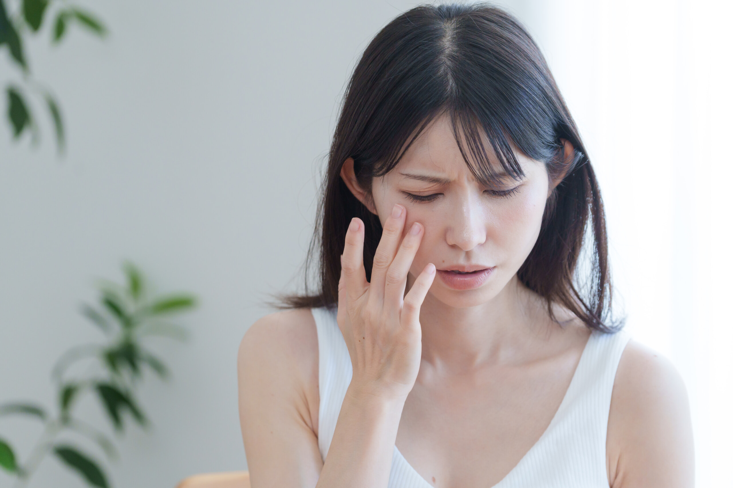 汗が原因で肌あれを引き起こしている女性(イメージ)