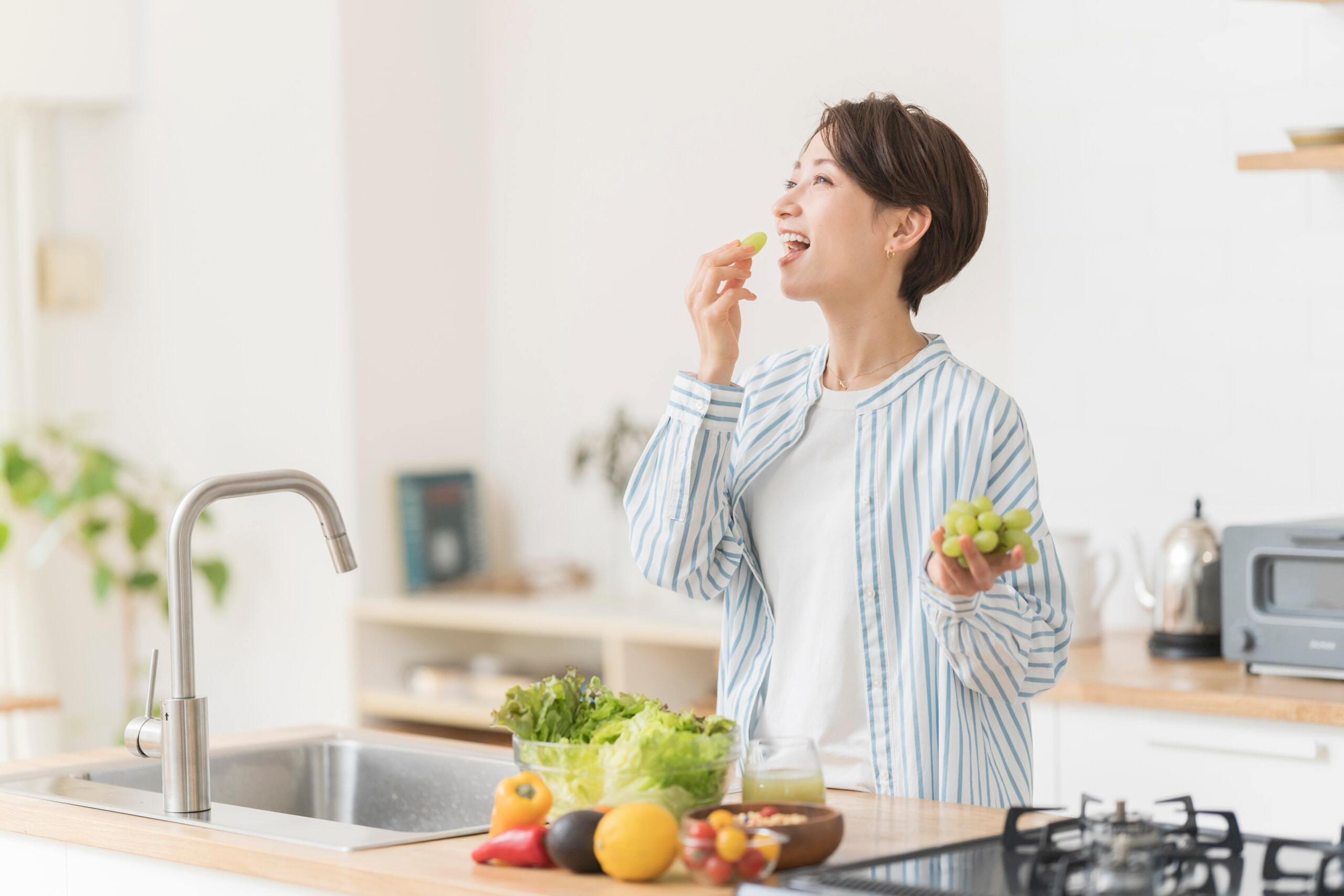 バランスのいい食事など健やかな生活を送る女性イメージ