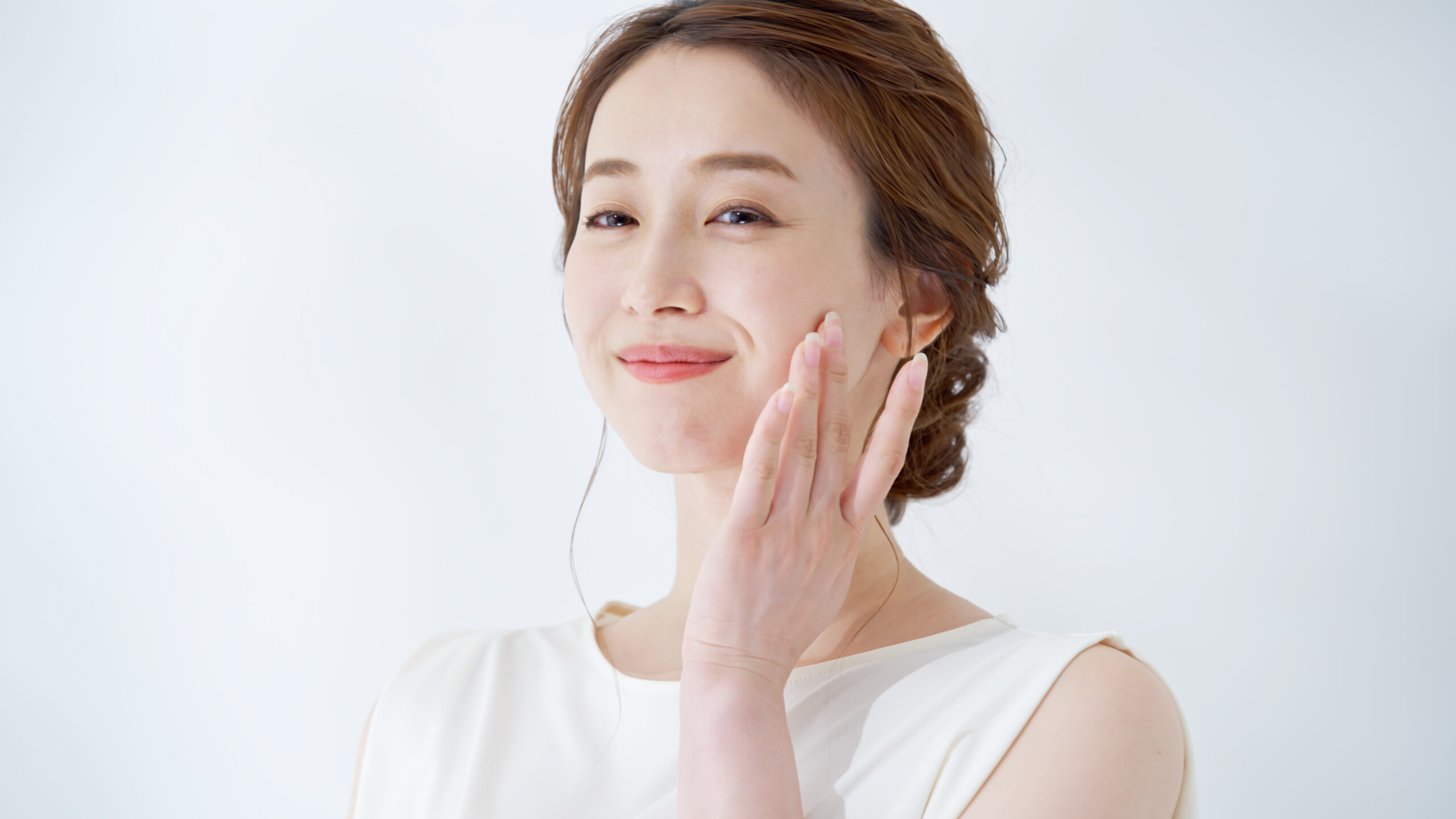 正しい洗顔をして、健やかな肌の女性