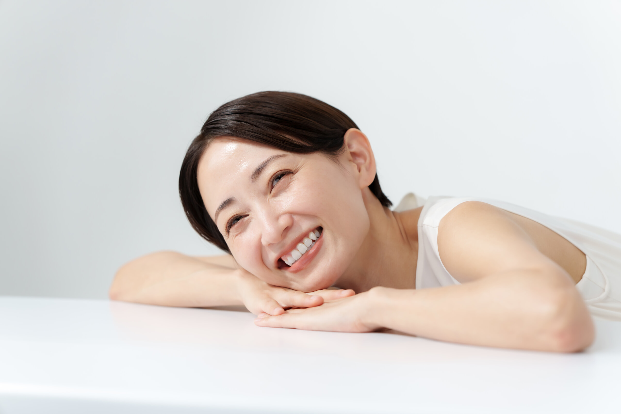 内側から発光しているような笑顔のツヤ肌女性