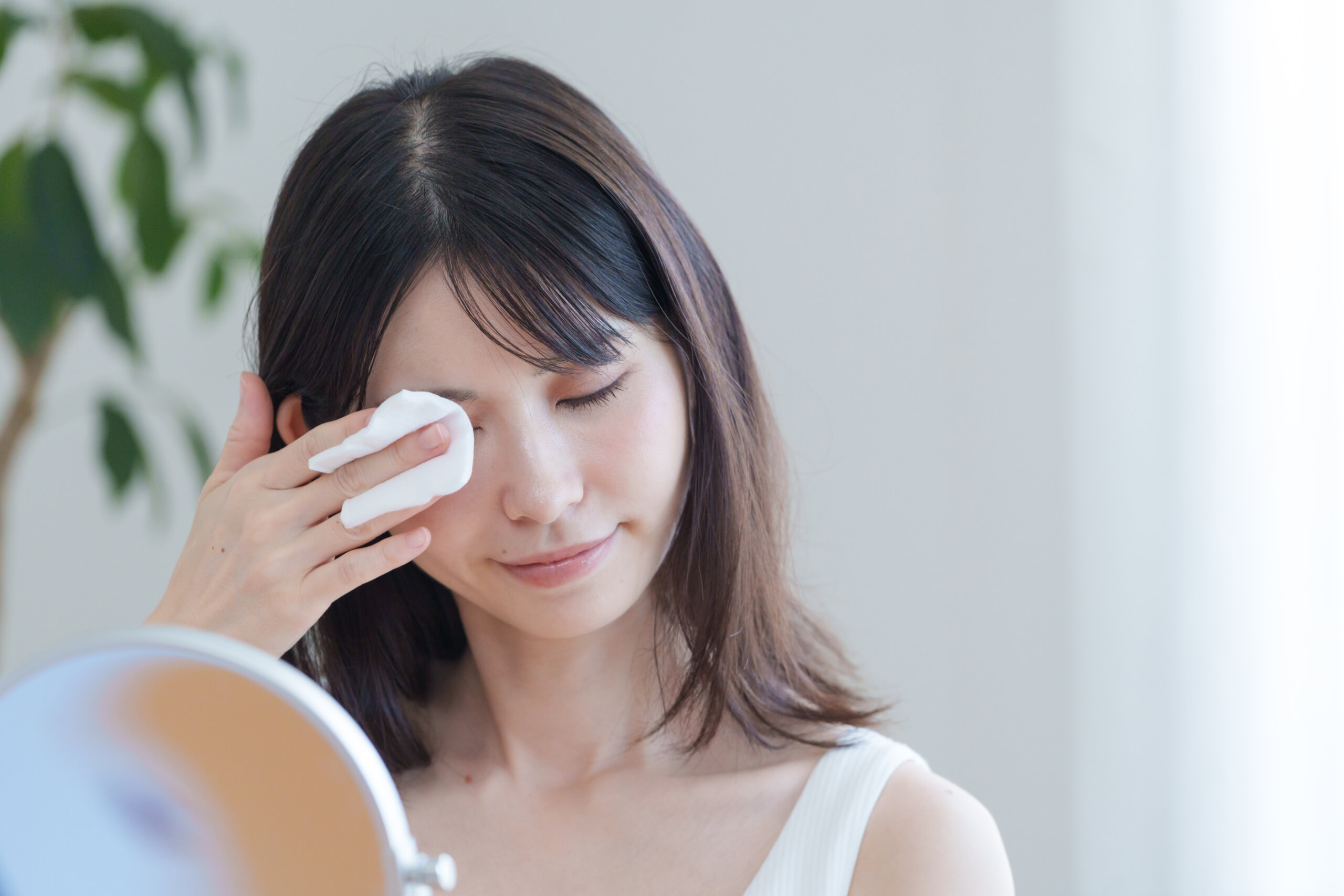 目元をクレンジングする女性