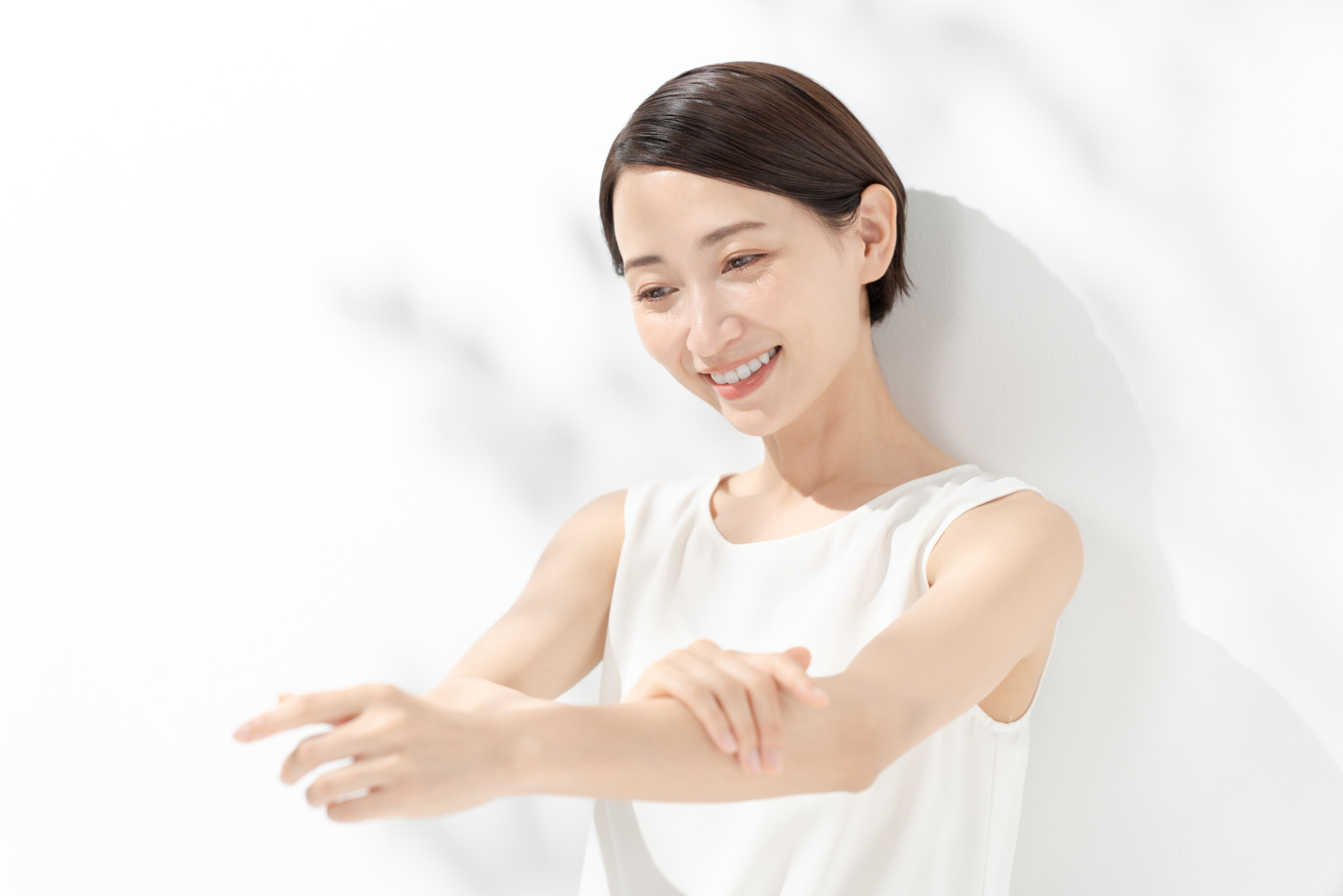 日焼け止めを塗る女性