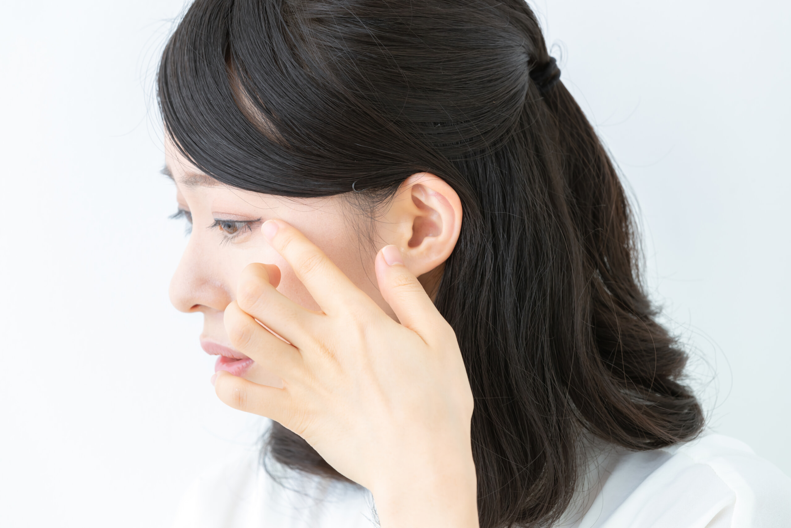 目元を気にする女性