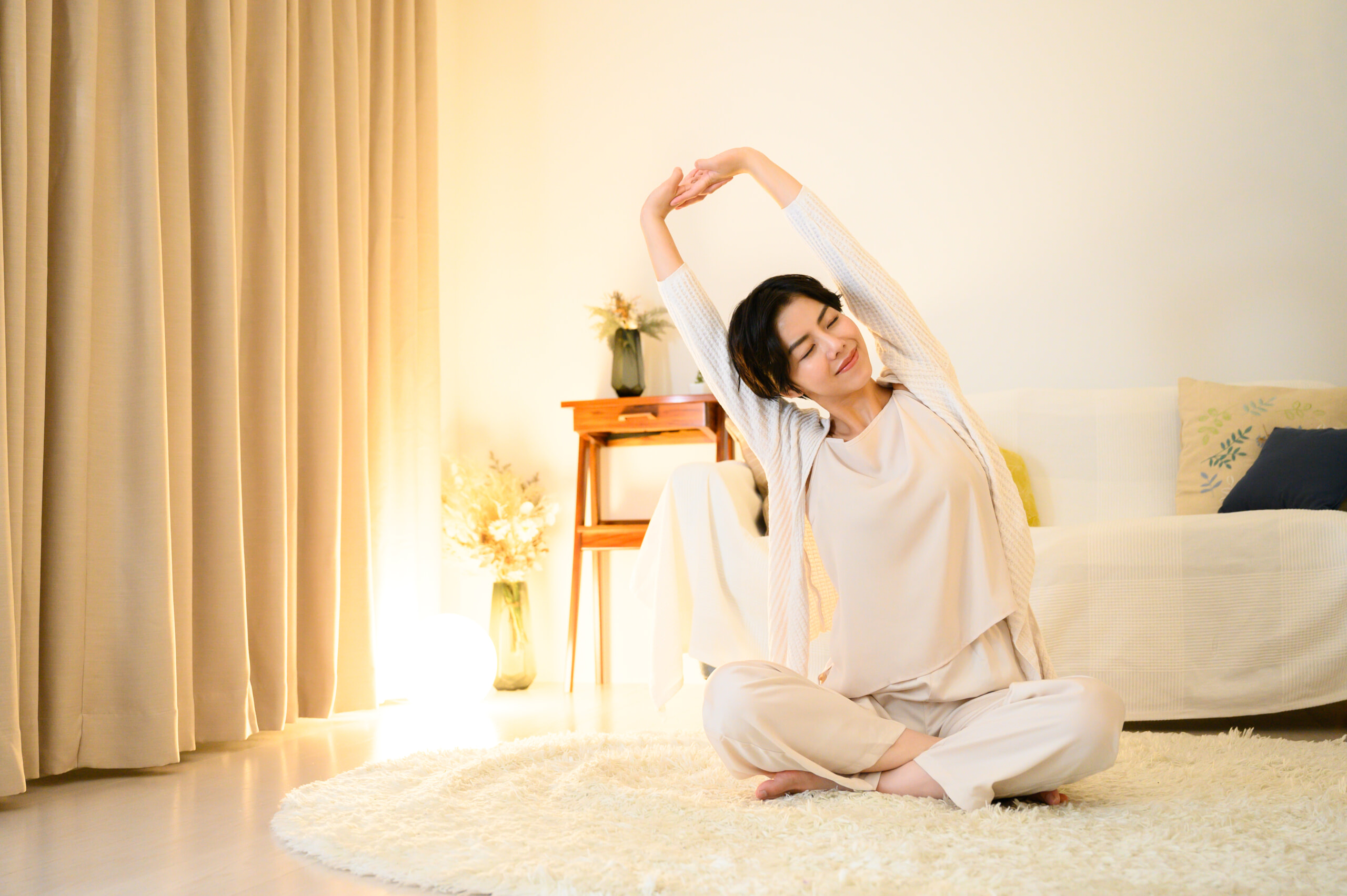 寝る前にストレッチをする女性