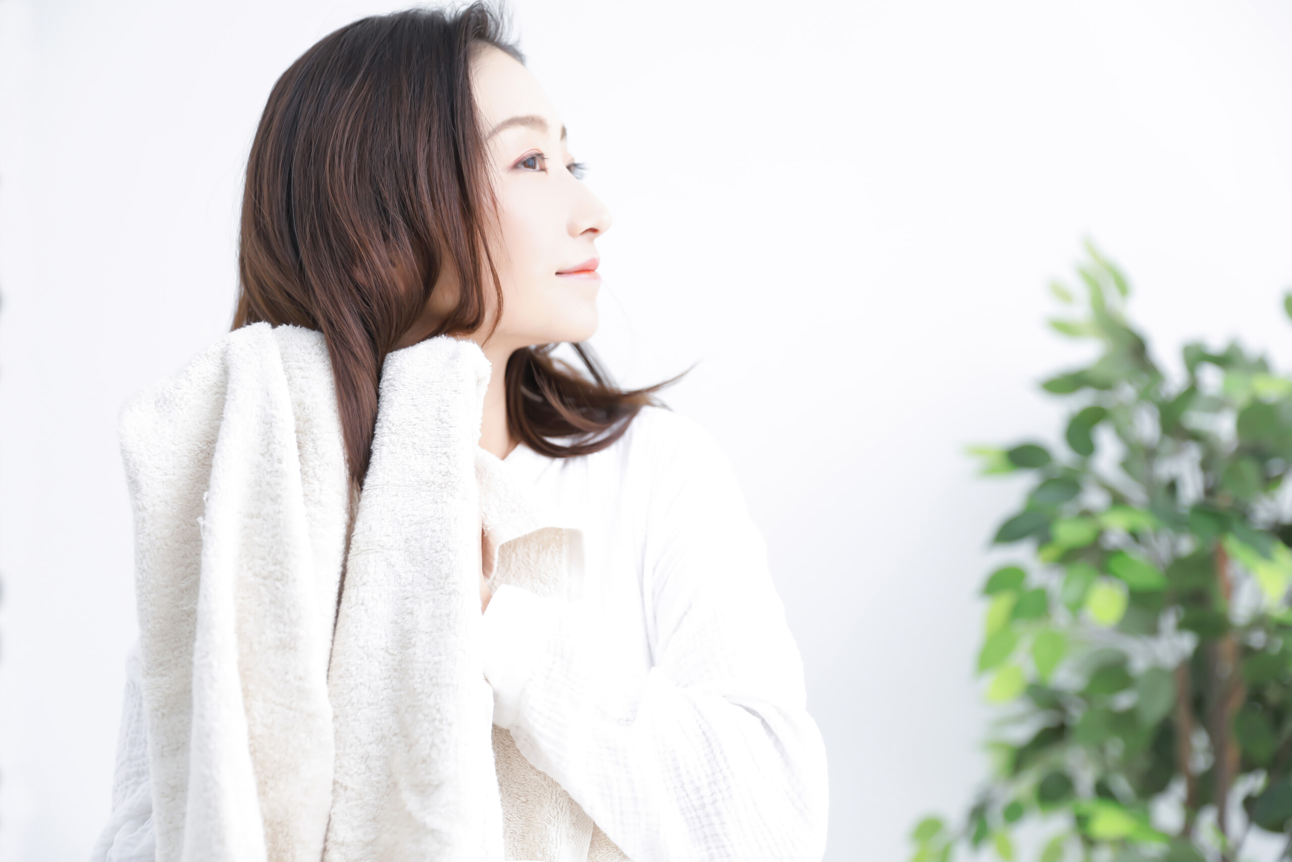 タオルドライする女性