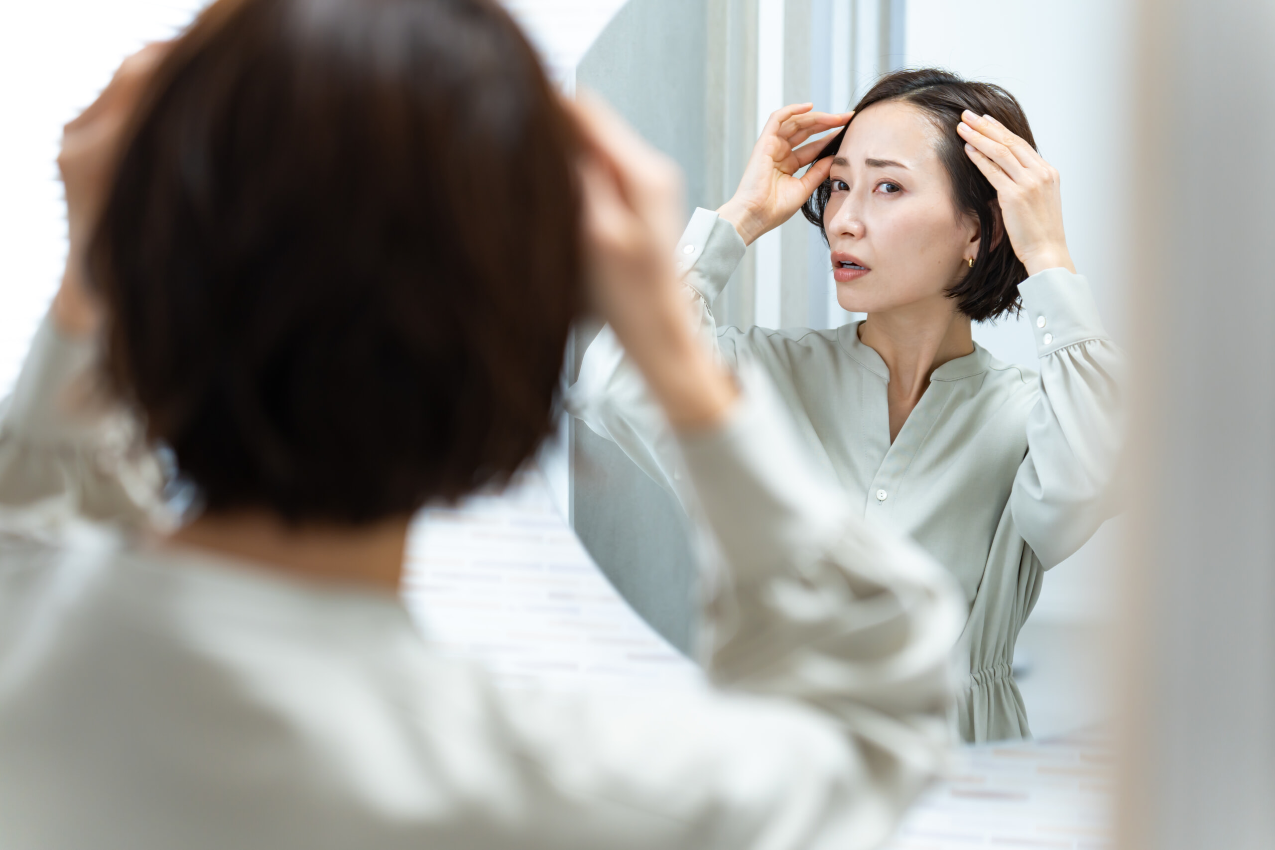 生え際を気にする女性