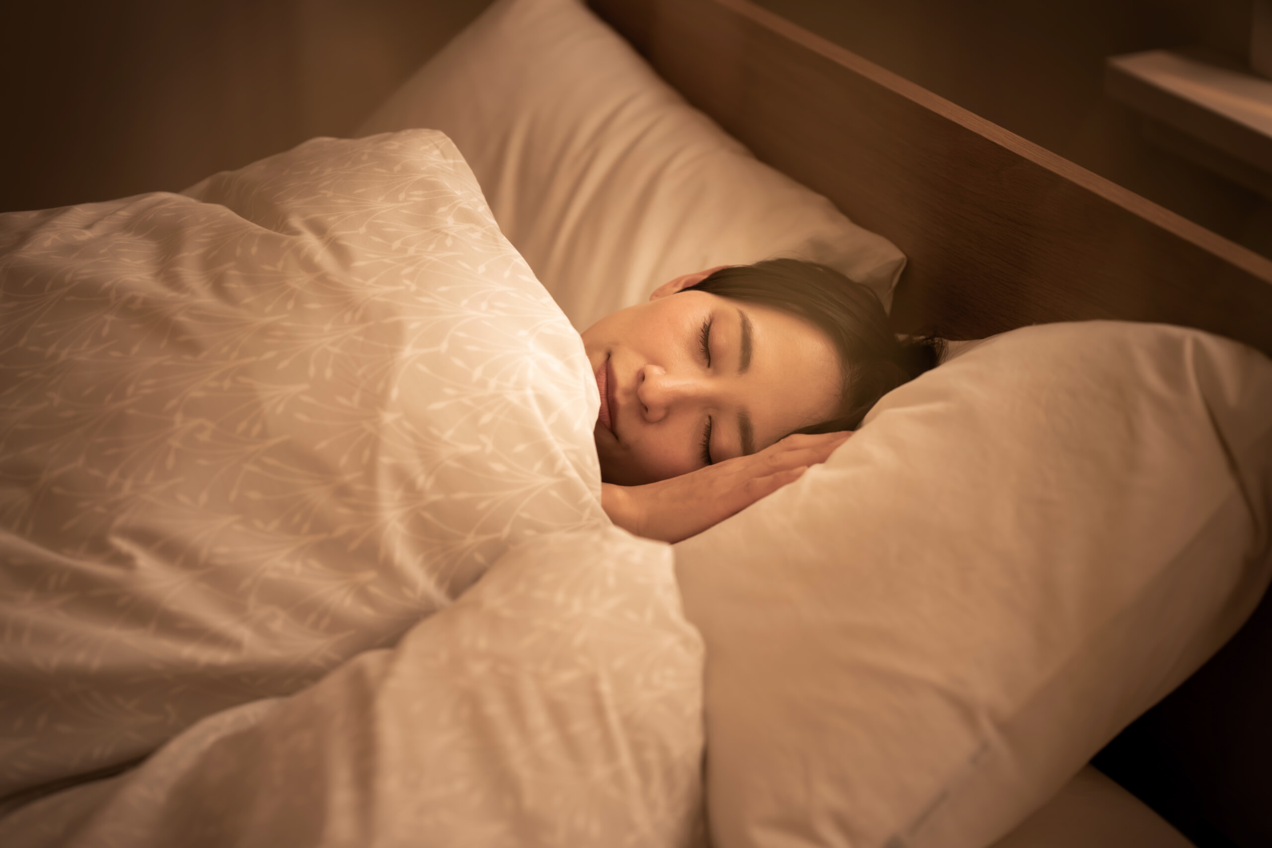 ぐっすり眠る女性