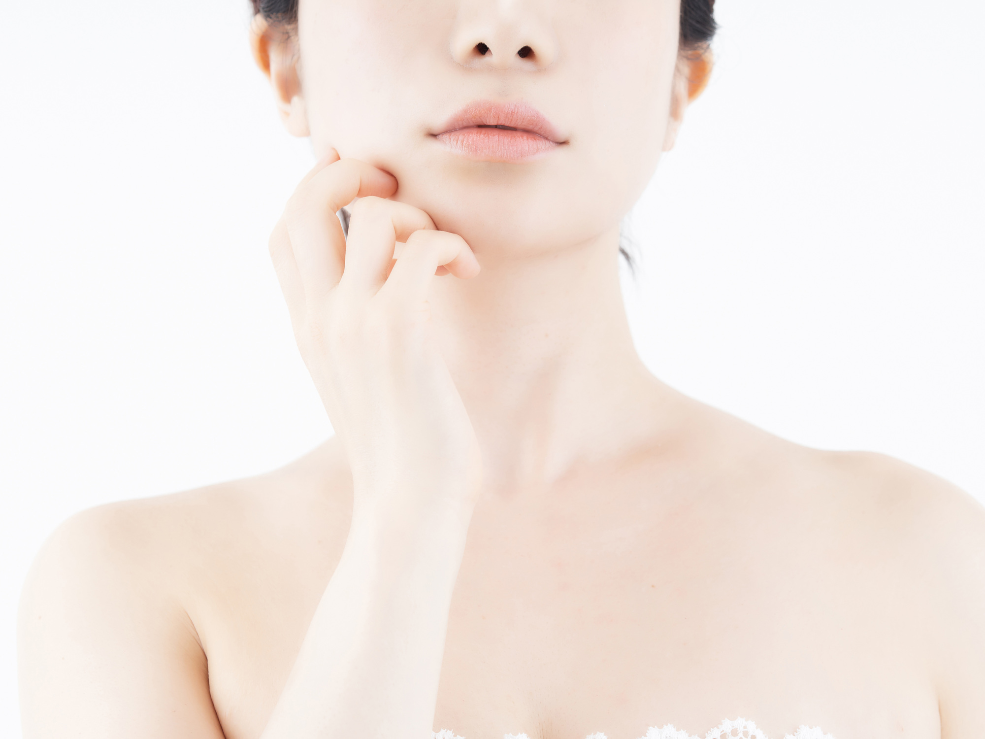 あごに手を当てる女性のバストアップ