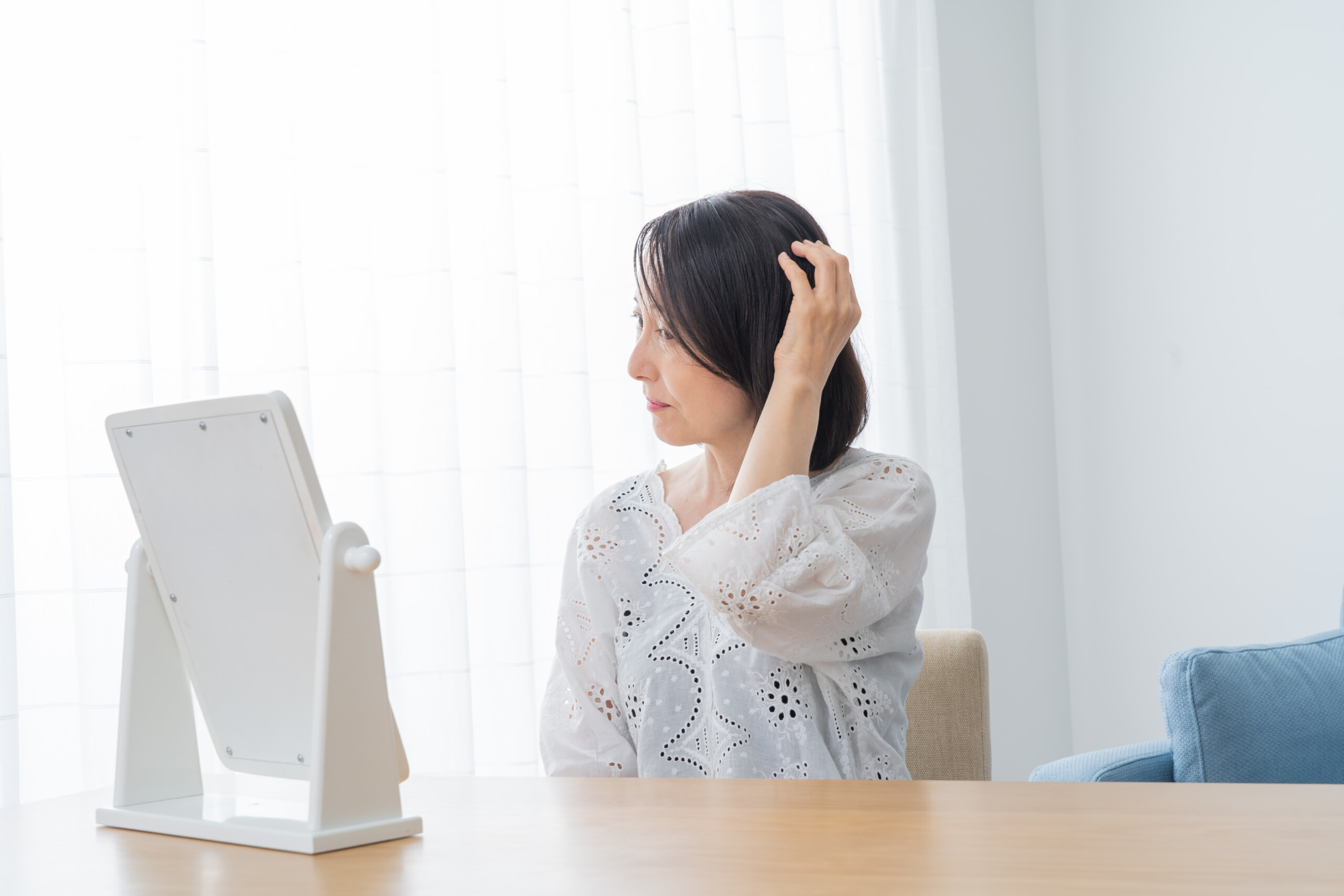 白髪を気にする女性