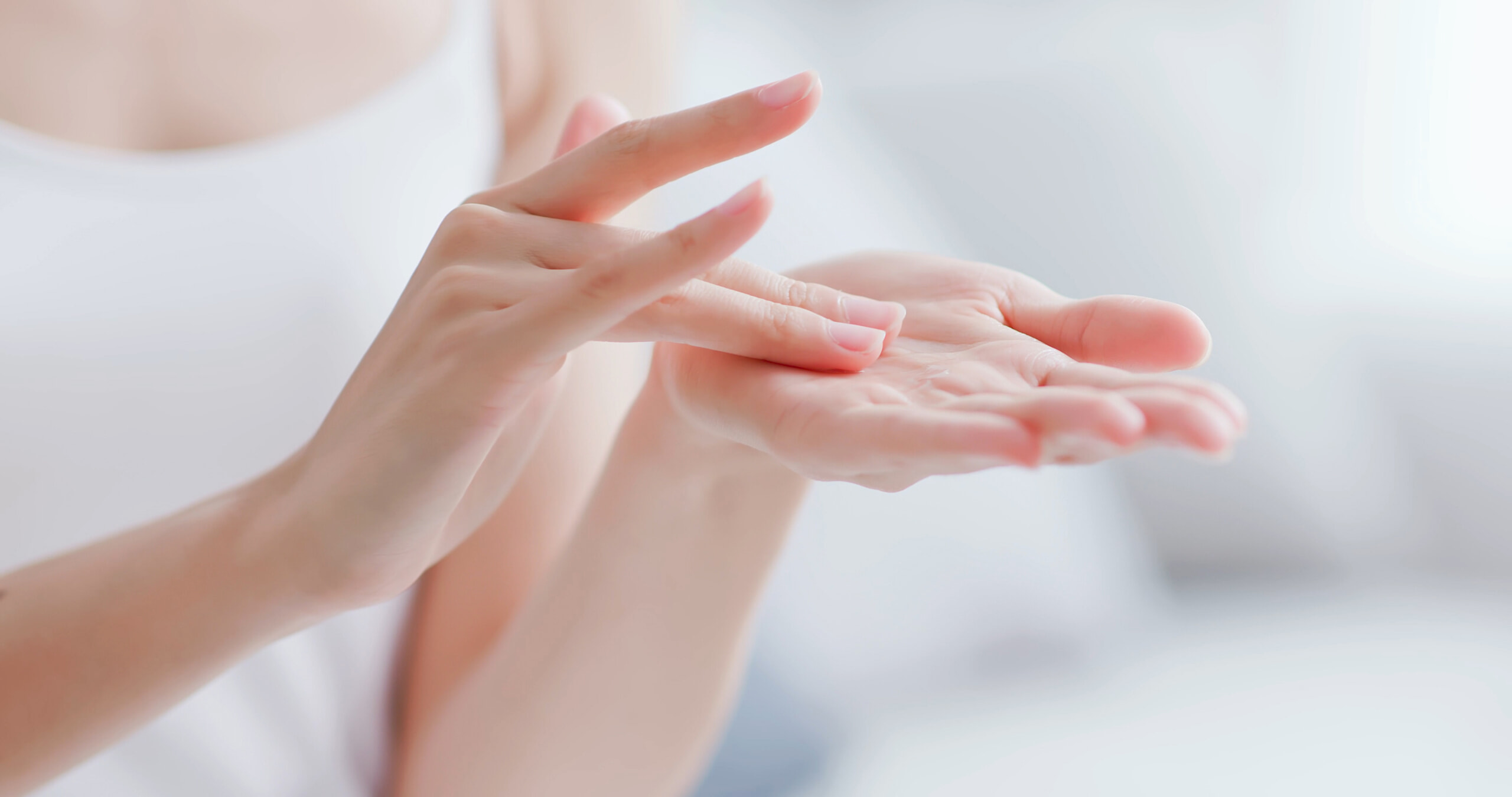 化粧水を手にとる女性の手元