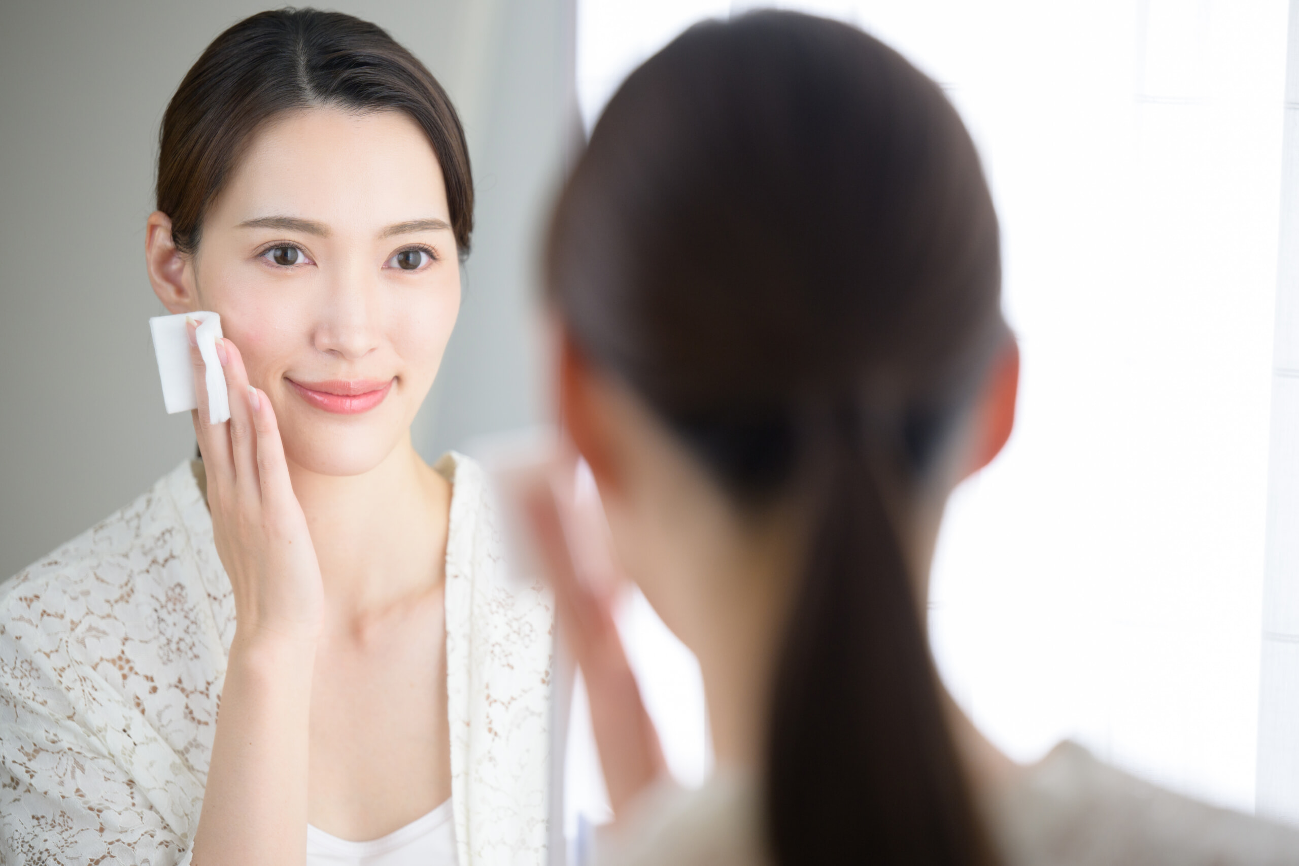 コットンでスキンケアする女性