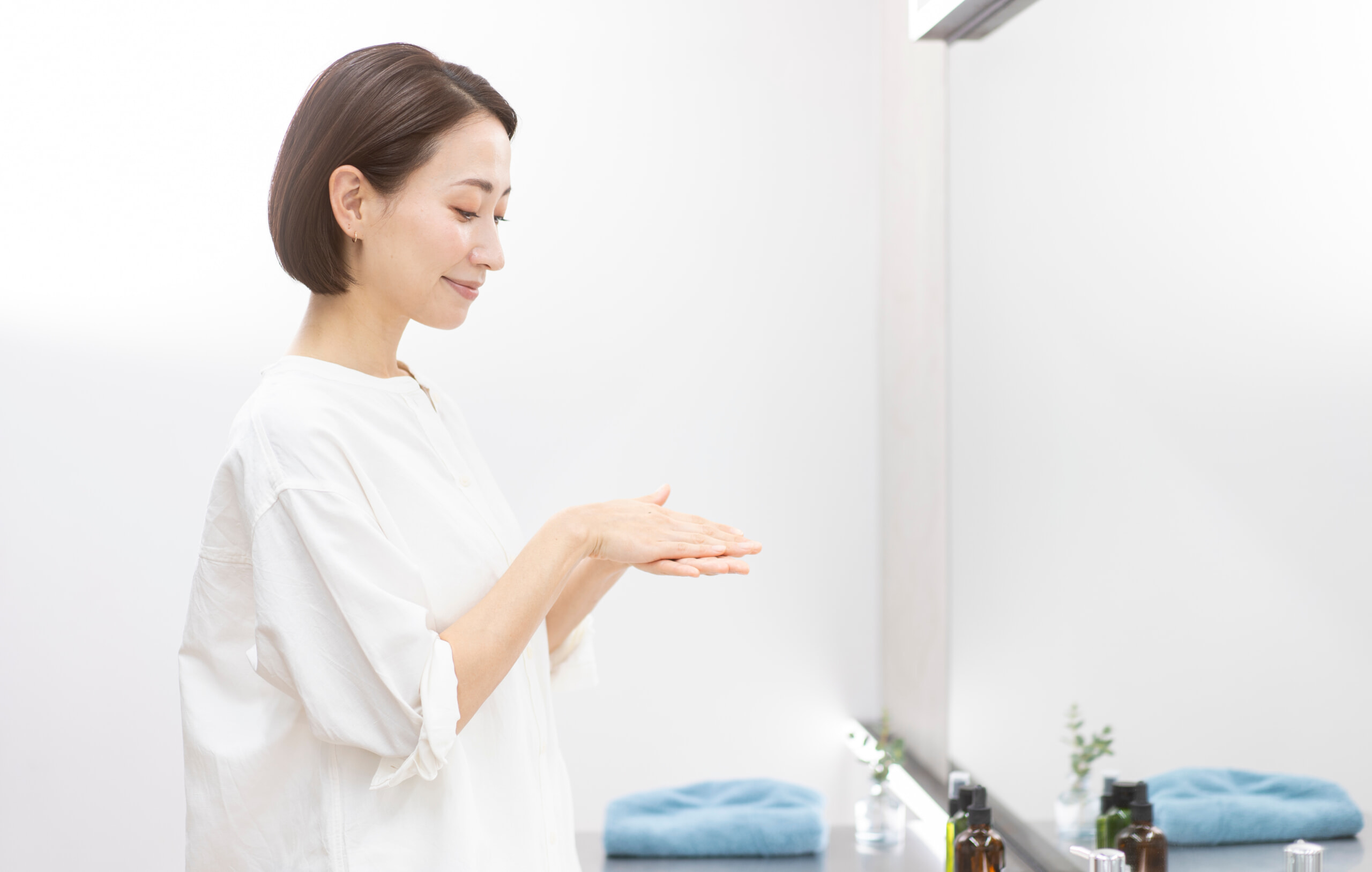 スキンケアする女性