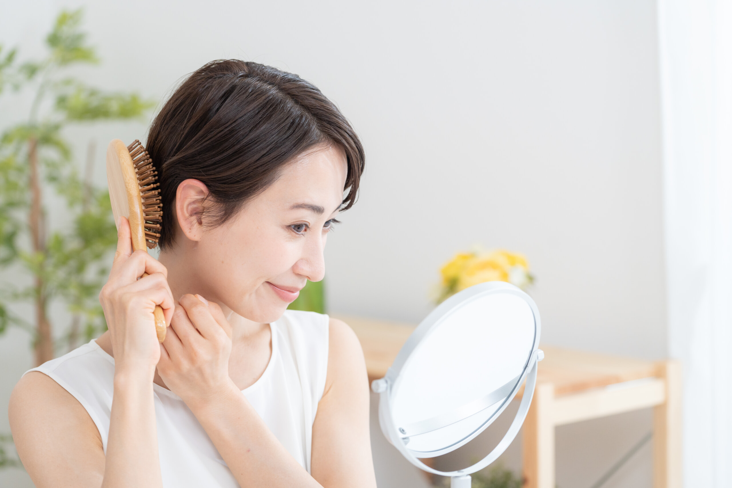 髪をブラッシングする女性