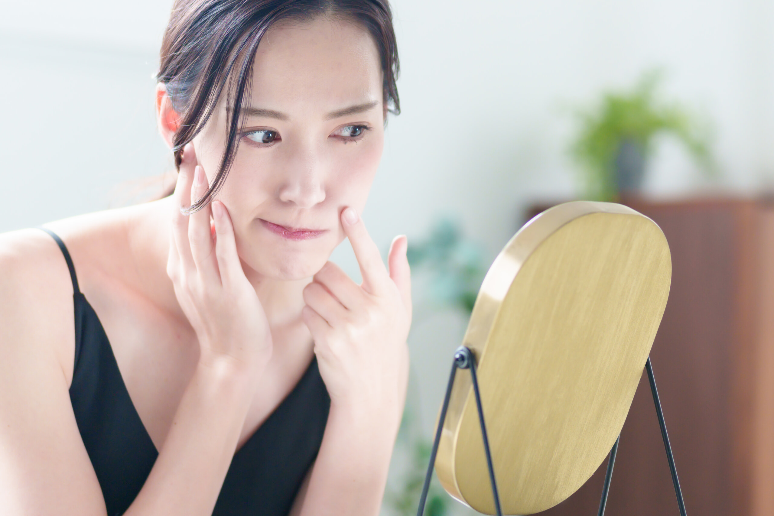 肌状態をチェックする女性