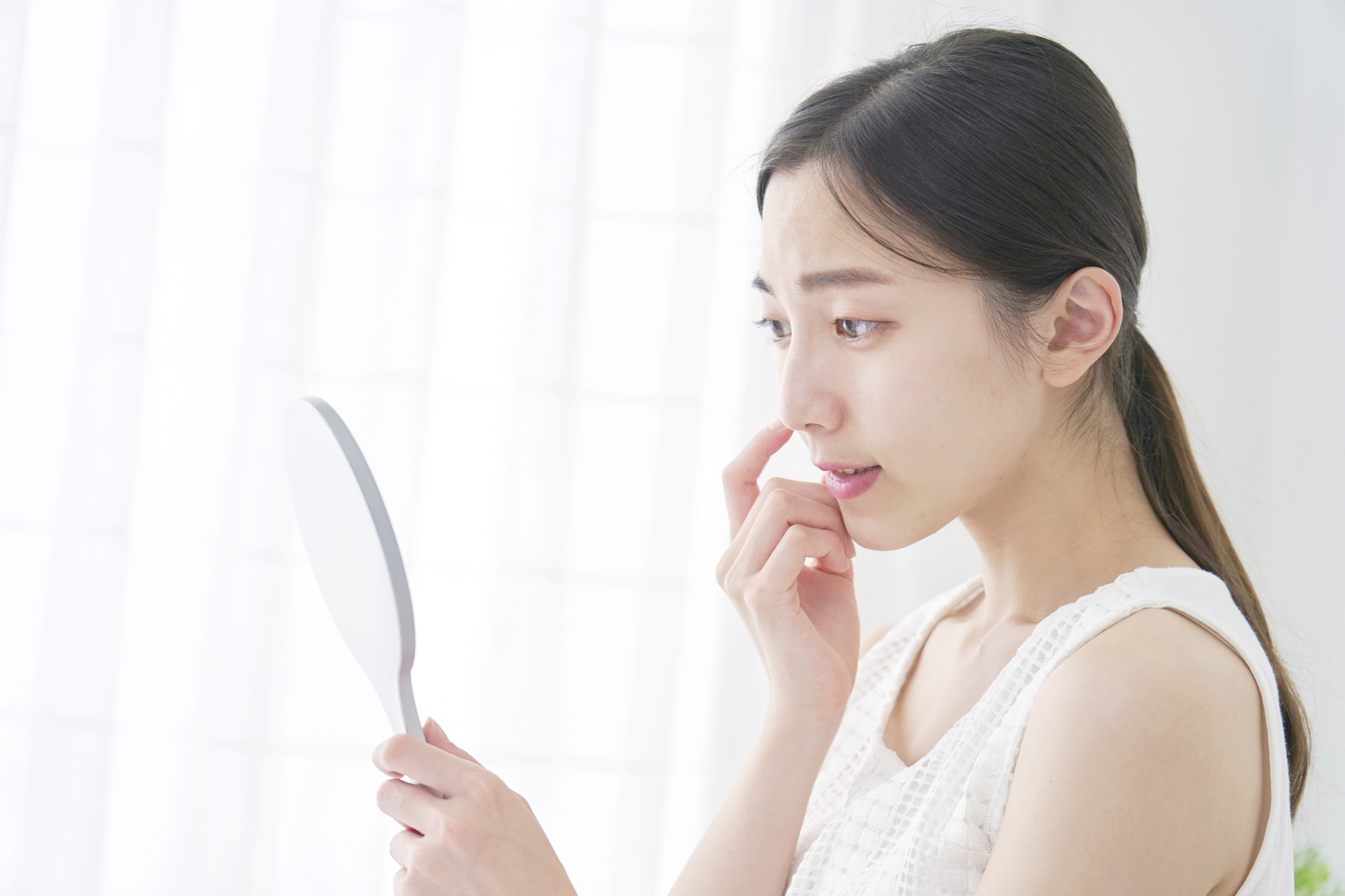 肌あれ悩む女性