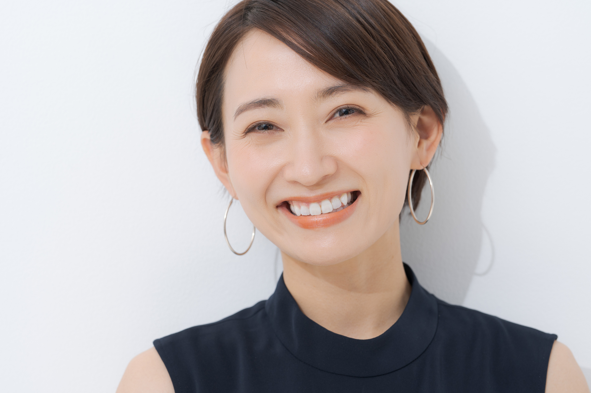 微笑む美肌の女性