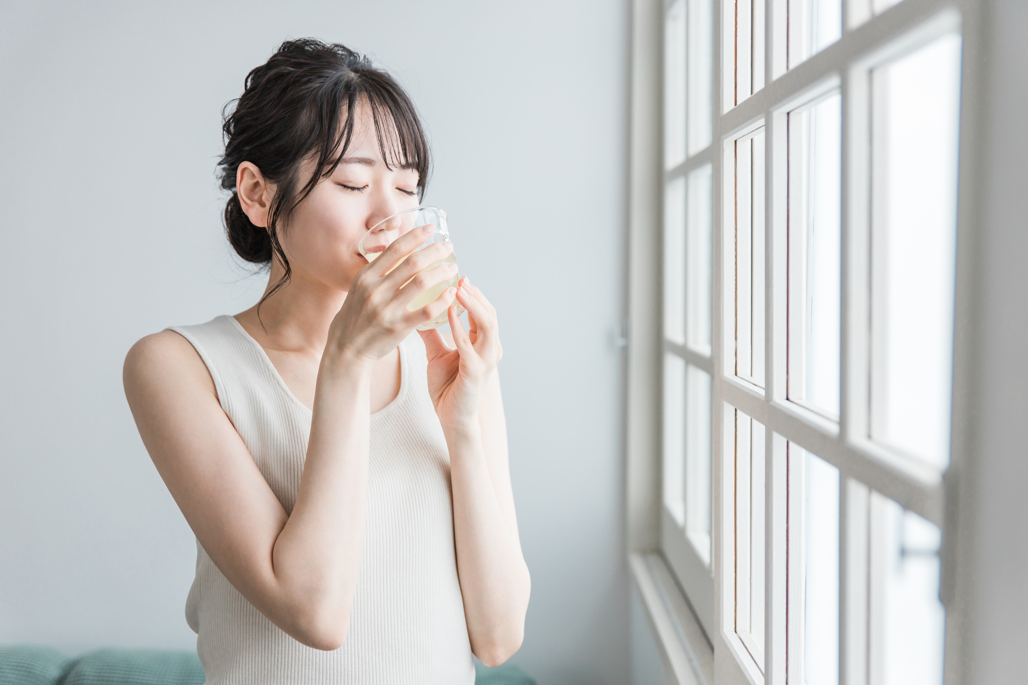 水を飲んでいる女性