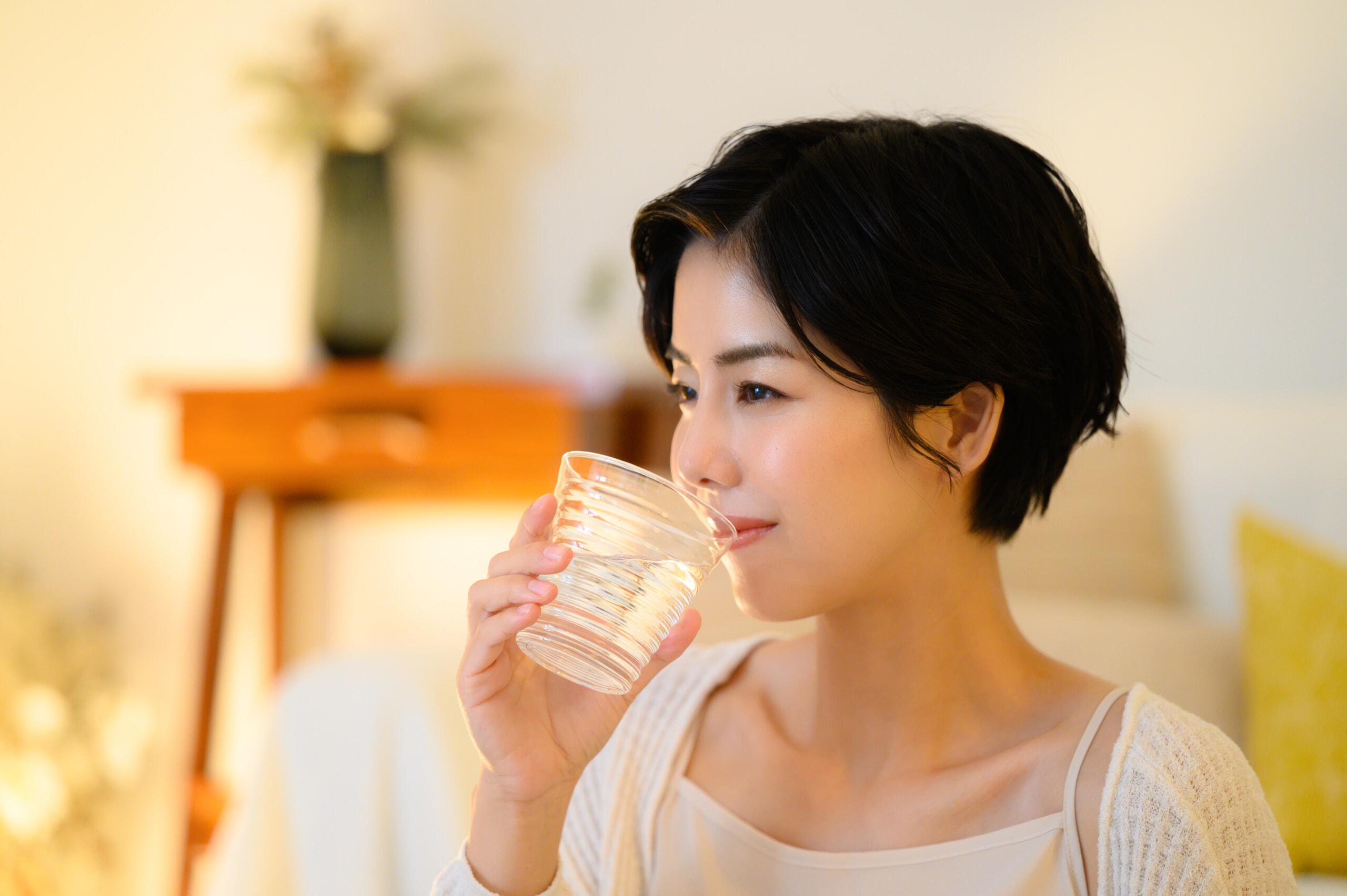 水を飲む女性