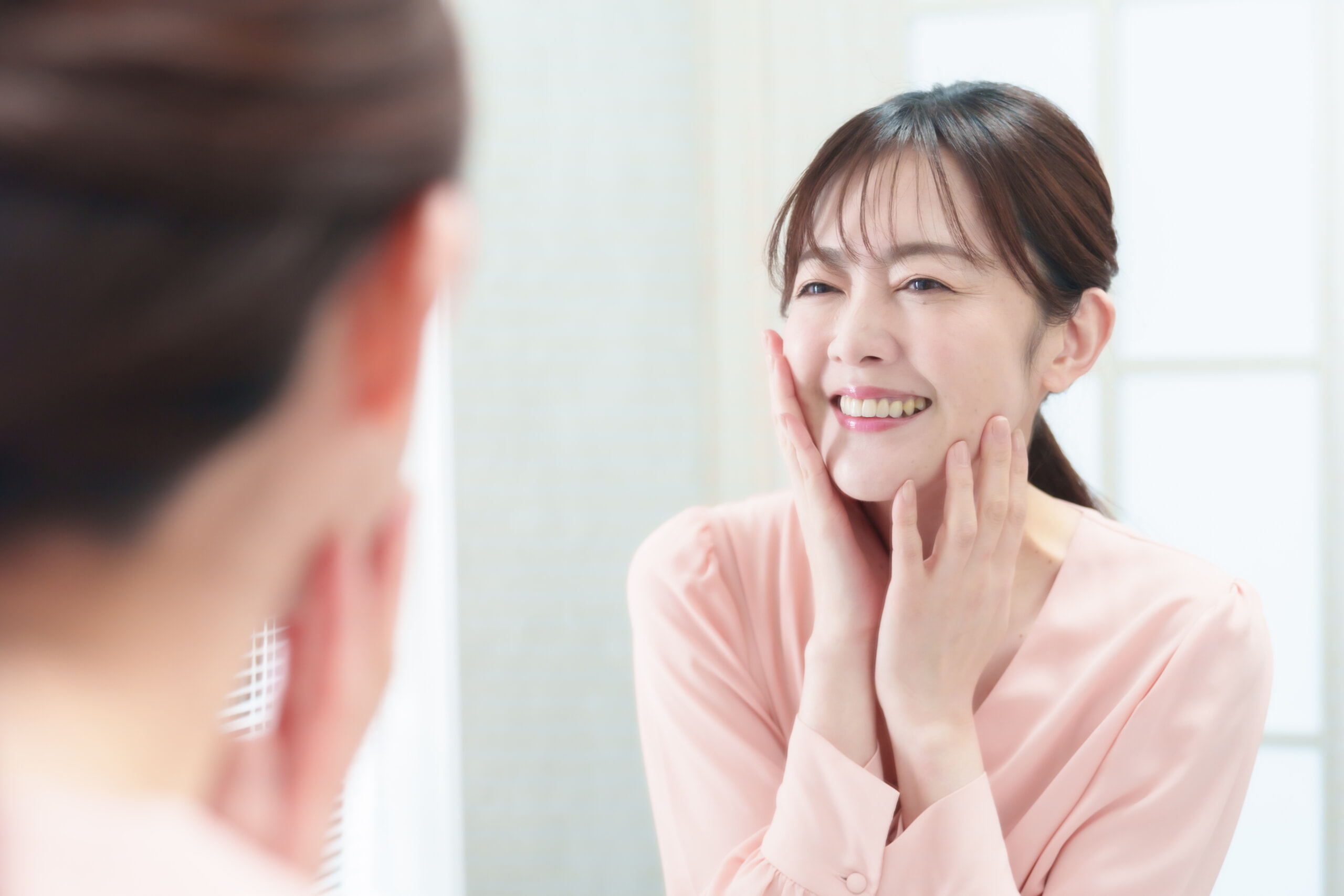 にっこり微笑む女性