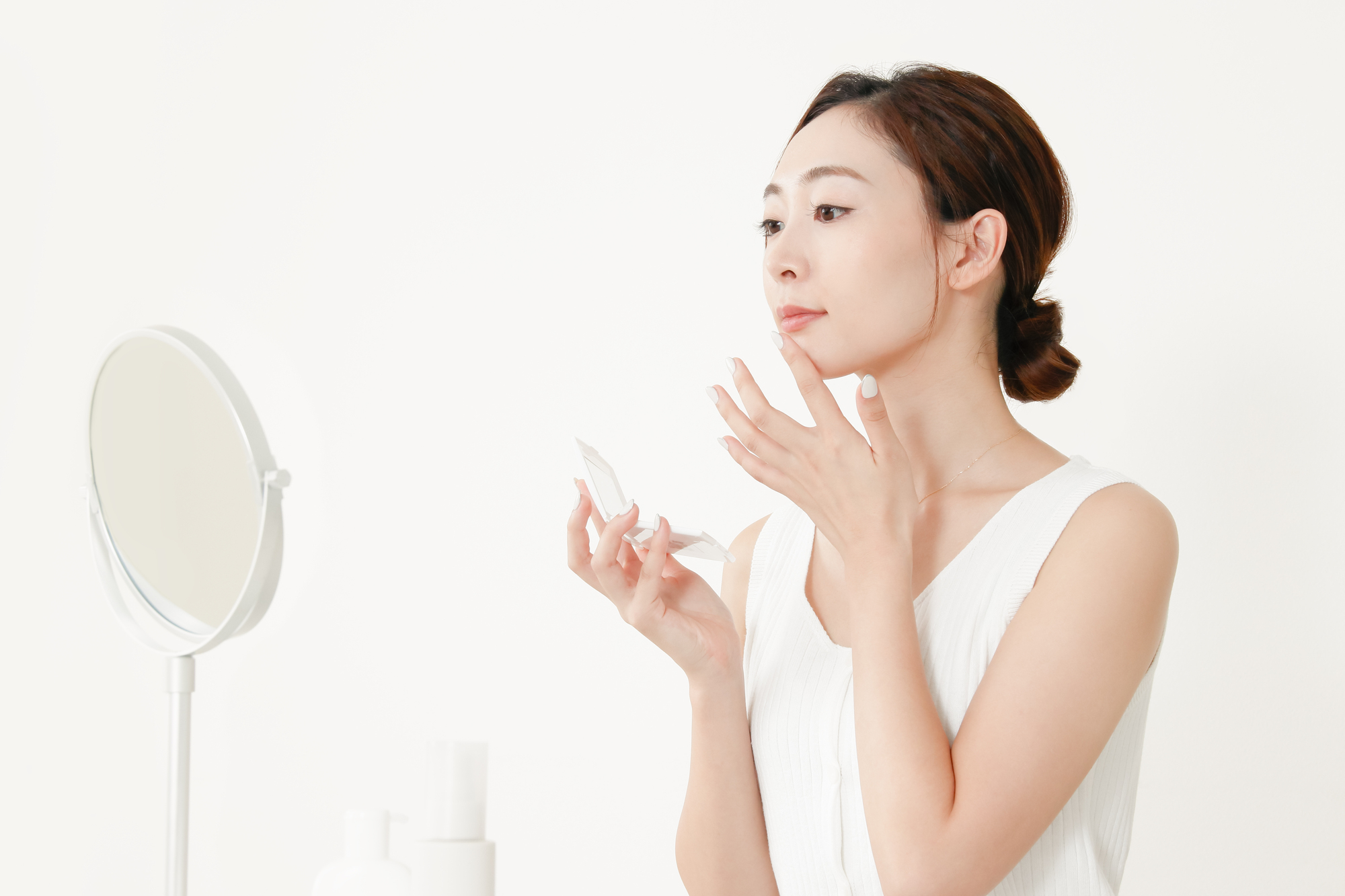 スキンケアする女性