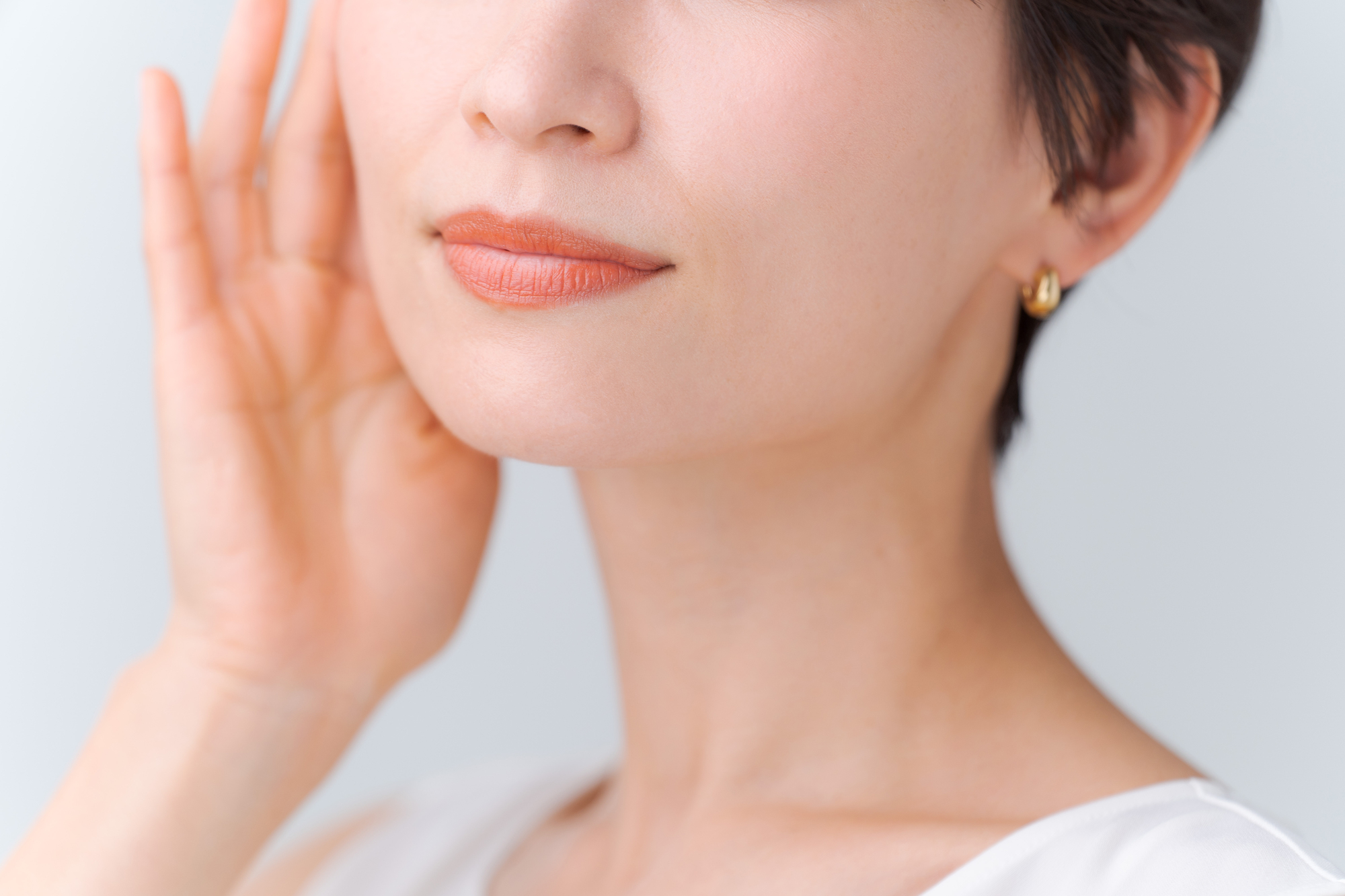 頬に手をあてる女性