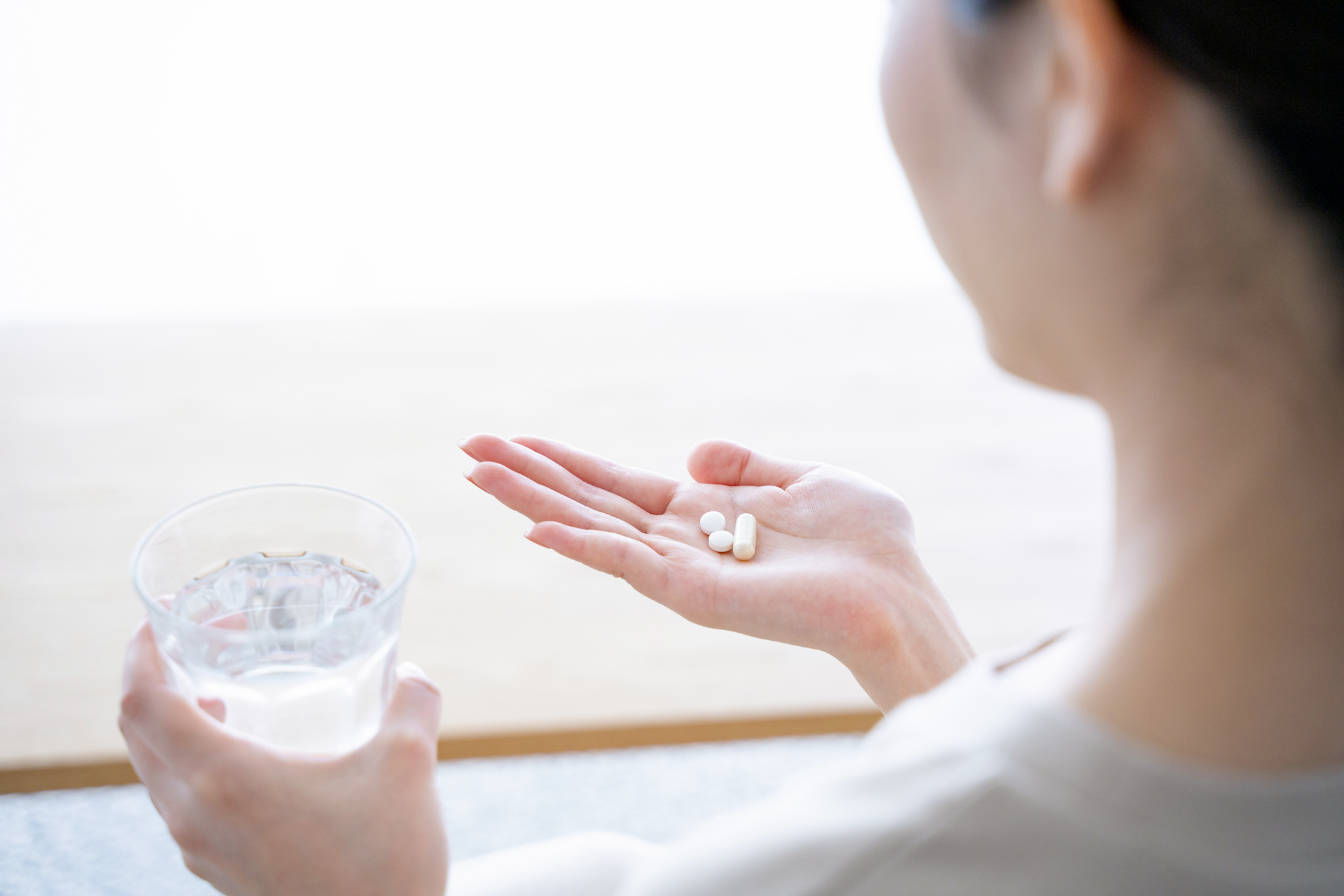 錠剤を飲もうとしている女性