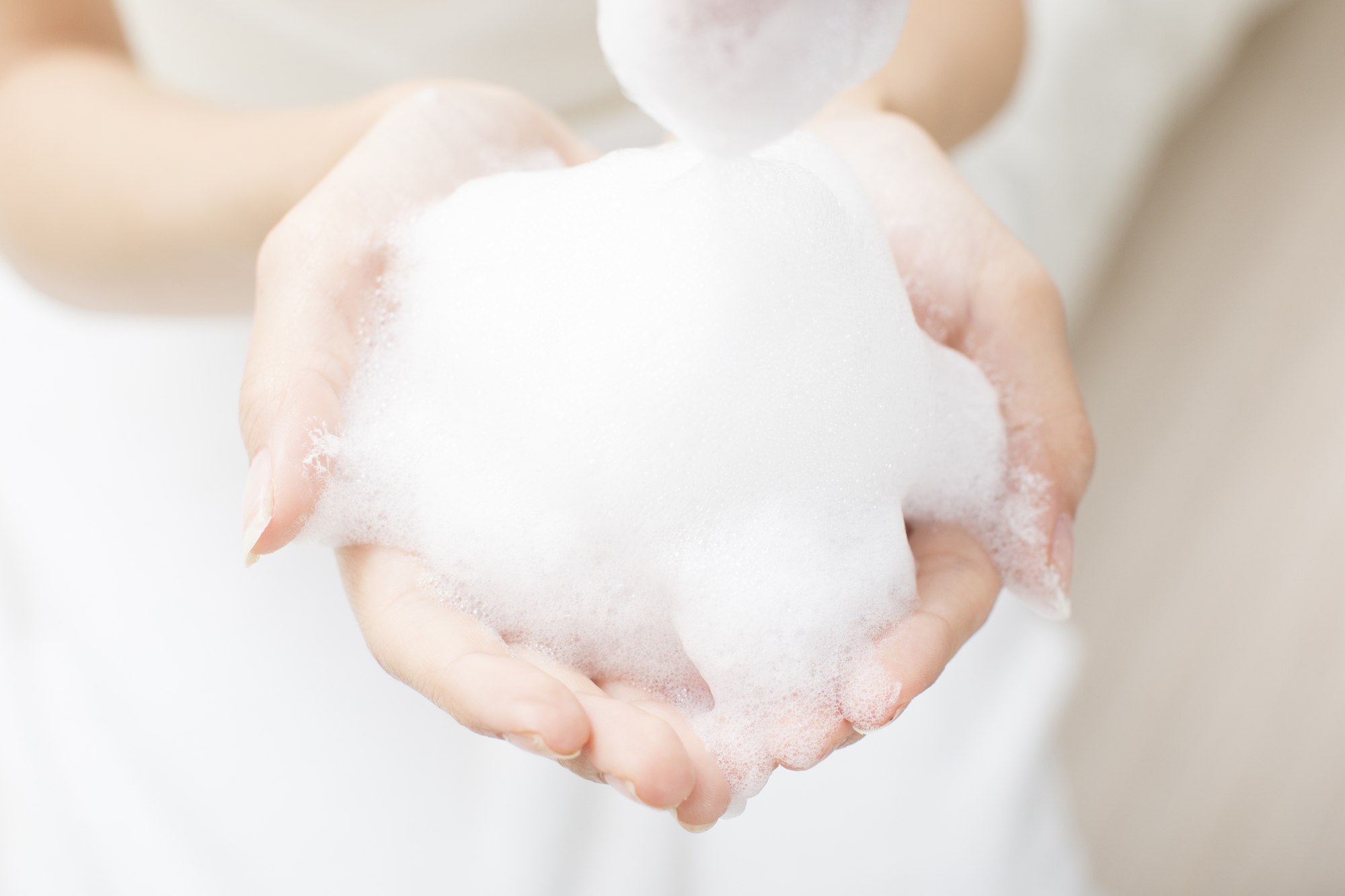 両手にたっぷりの泡